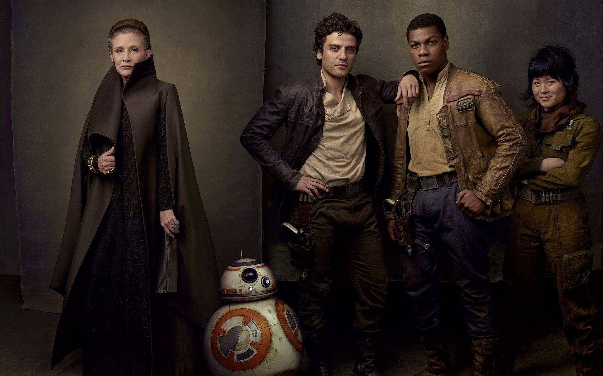 The Last Jedi Star Wars 桌布 壁紙 — 五個星際大戰角色，包括莉亞公主和BB-8，在燈光昏暗的攝影棚中以戲劇性的燈光自信地擺姿勢。