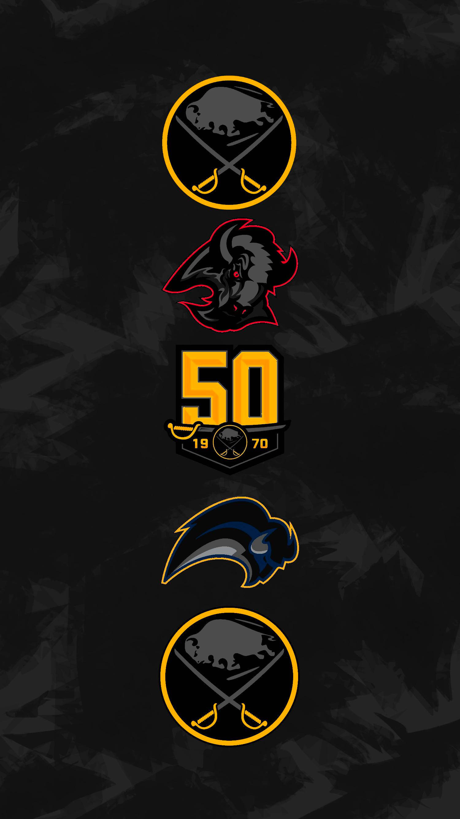 Sabres 桌布 壁紙 — 五個水牛城軍刀隊標誌垂直堆疊，慶祝50週年，以鮮明的黃色和黑色呈現於深色紋理背景上。