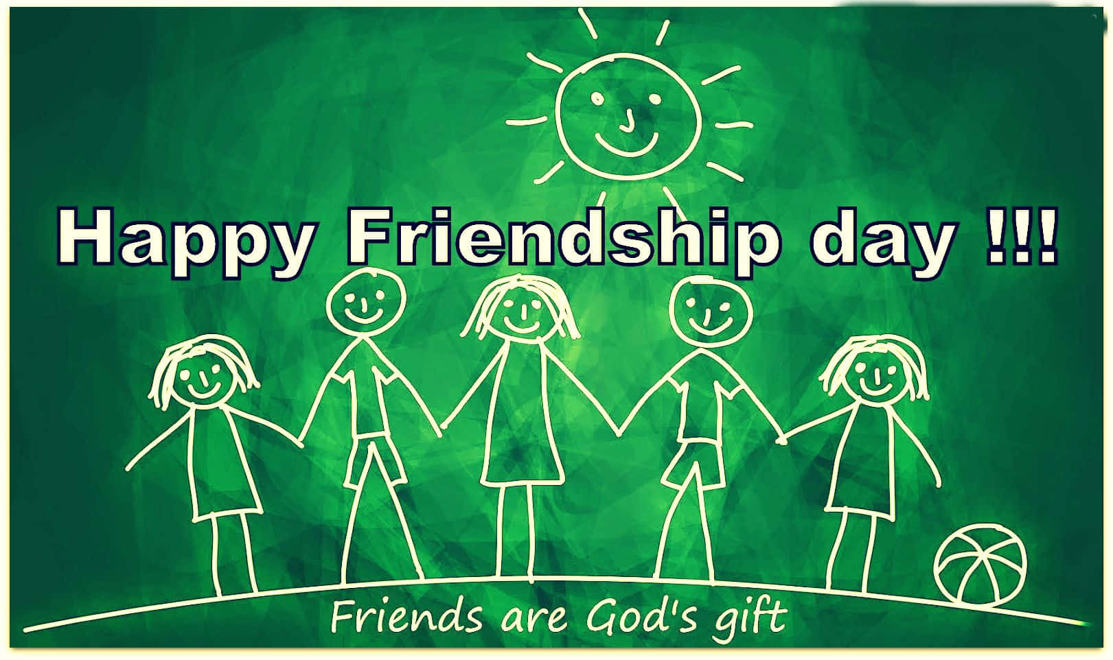 Friendship Day 桌布 壁紙 — 五個用粉筆畫的小孩在綠色黑板上，在一個微笑的太陽下手牽手，還有『Happy Friendship day』的文字。