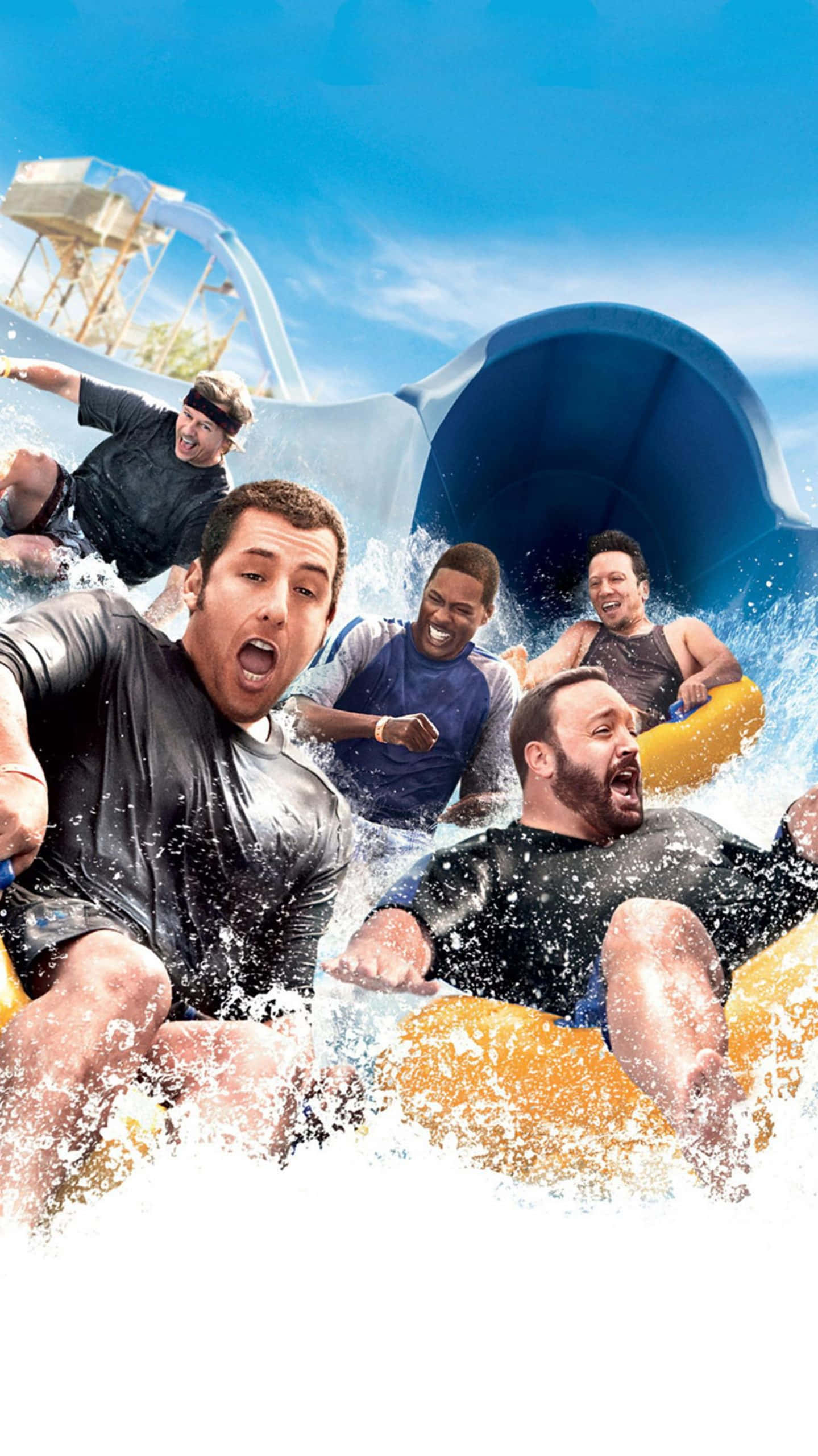 Adam Sandler 桌布 壁紙 — 五個男人興奮地尖叫，沿著明亮的藍色水滑梯飛馳而下，濺起陽光照射的碧綠水花。