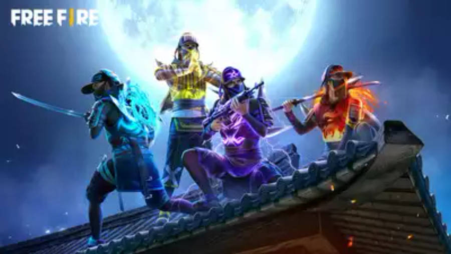 free fire banner 桌布 壁紙 — 五個發光的動漫角色手持武器，站在滿月下的瓦片屋頂上，構成戲劇性的夜景。