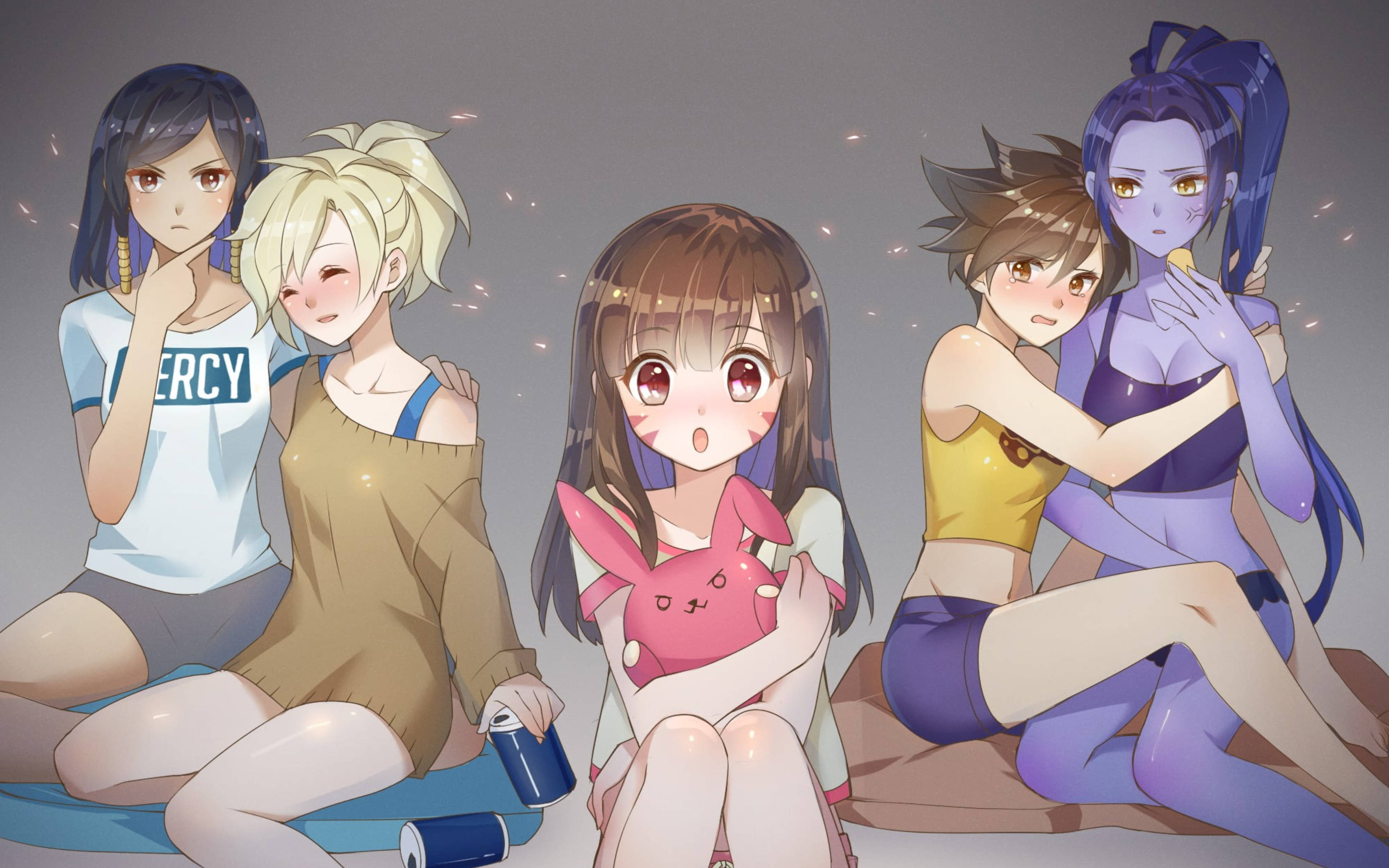 Animated Girl 桌布 壁紙 — 五個穿著休閒服裝的動漫女孩一起坐在坐墊上，周圍有閃爍的光芒漂浮著。