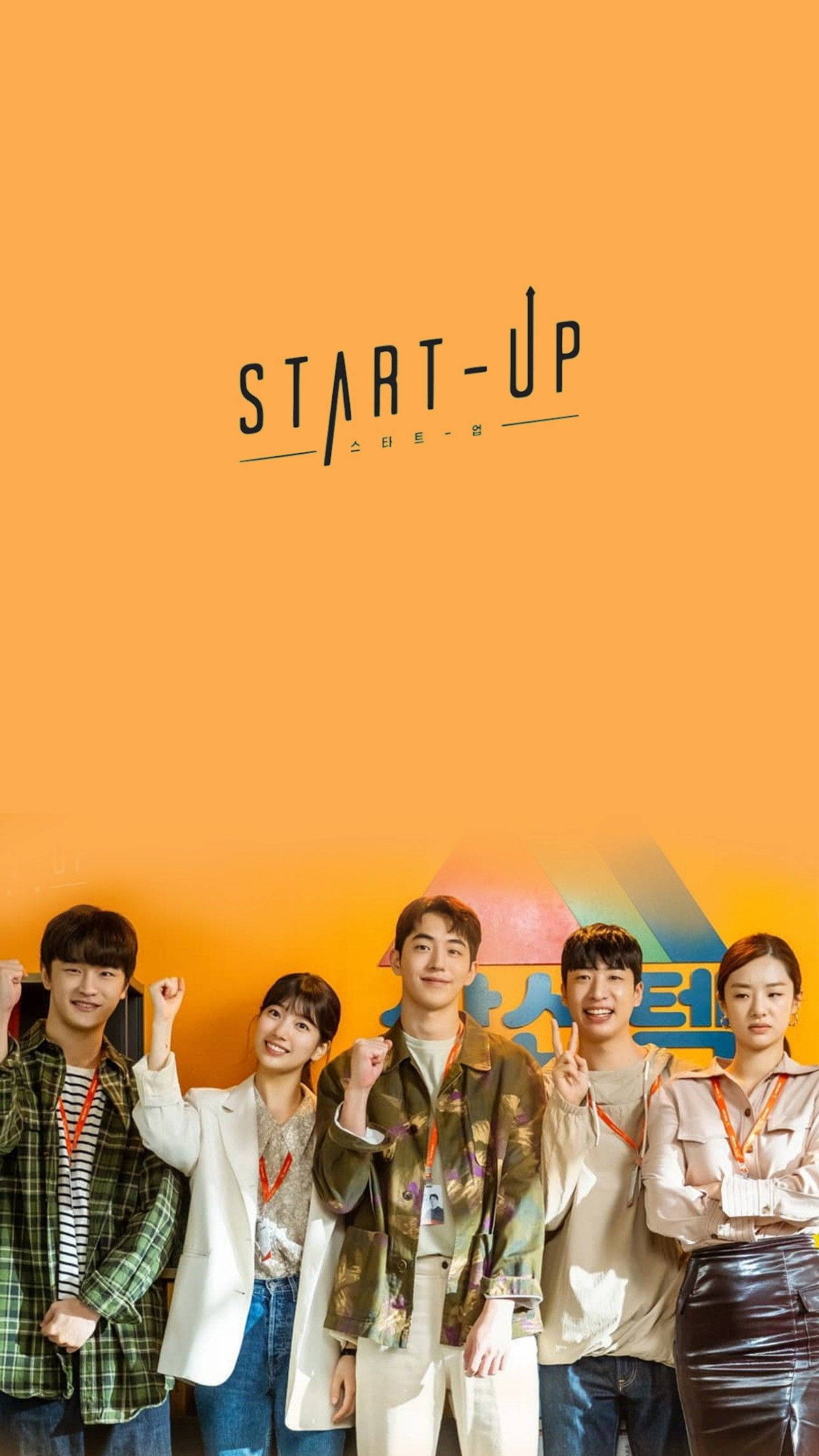drama 桌布 壁紙 — 五個穿著休閒辦公服的年輕人，在帶有「START-UP」文字的鮮豔橙色牆前愉快地擺姿勢。
