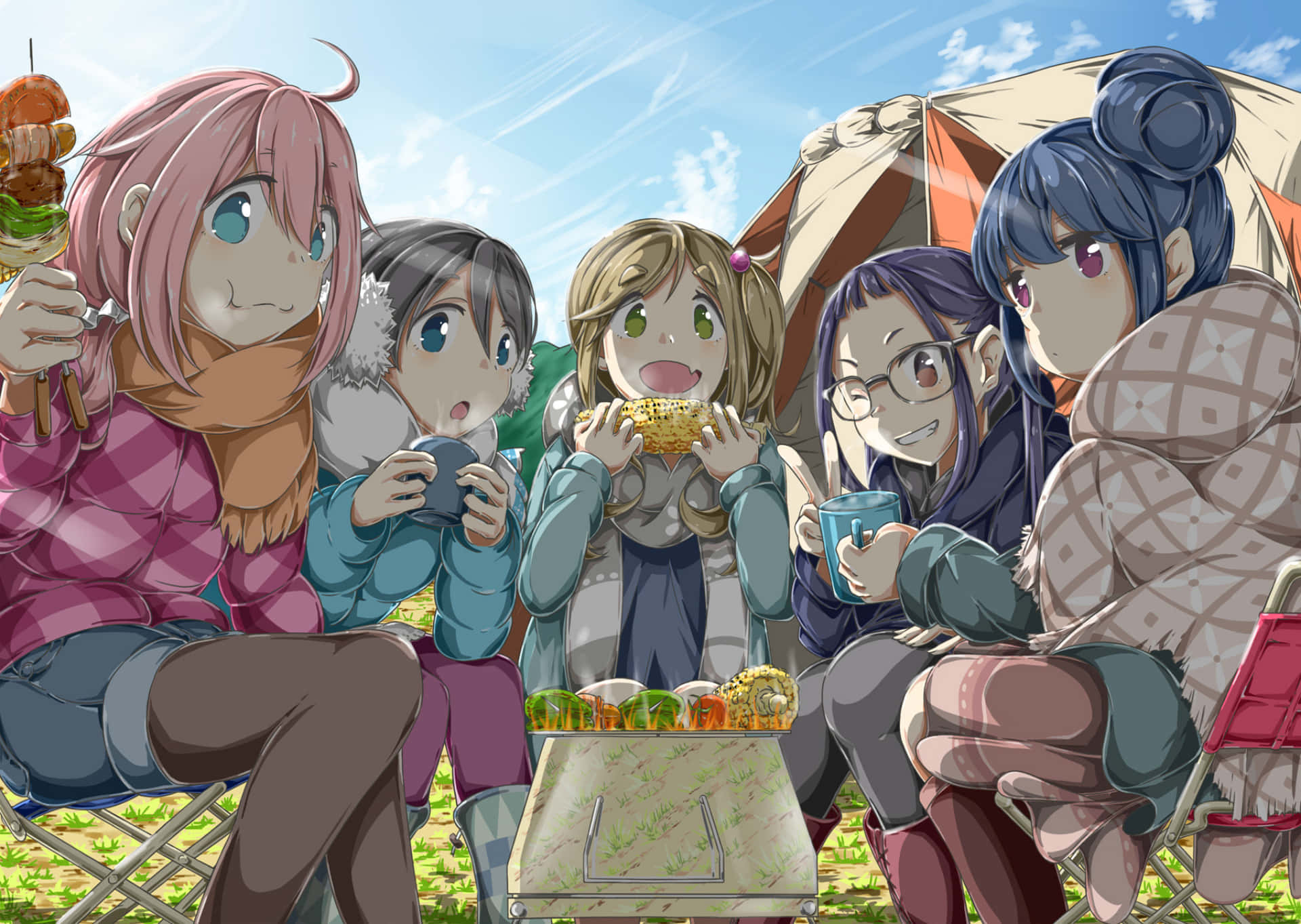 Laid Back Camp 桌布 壁紙 — 五個穿著冬季裝備的動漫女孩在明亮的藍天下享受露營小吃和飲料，身後有一個帳篷。