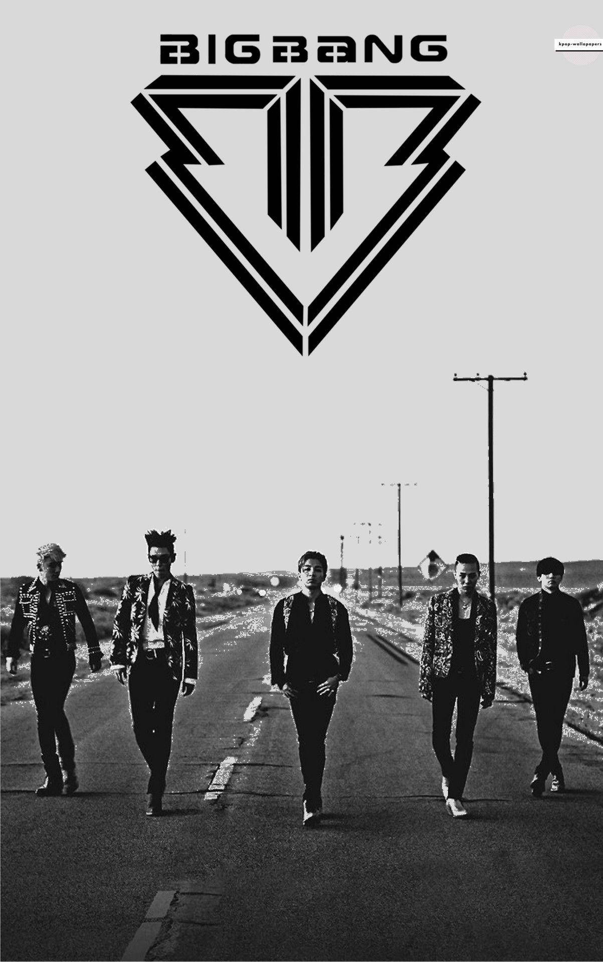 Bigbang 桌布 壁紙 — 五個穿著時尚外套的男人在一條荒涼的道路上行走，上方是晴朗的天空和一個大膽的幾何標誌。