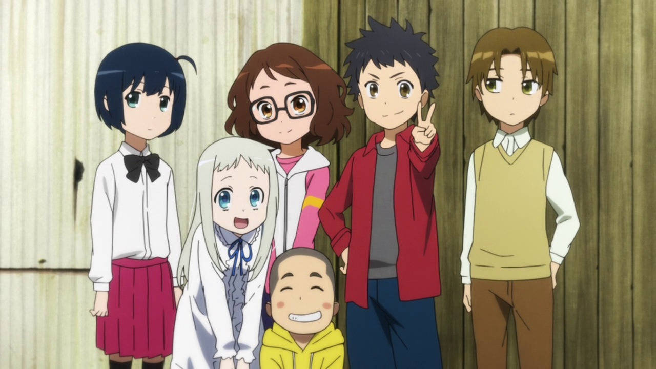 Anohana 桌布 壁紙 — 五個穿著校服和休閒服裝的動畫小孩在木牆前愉快地擺姿勢，其中一個做出和平手勢。