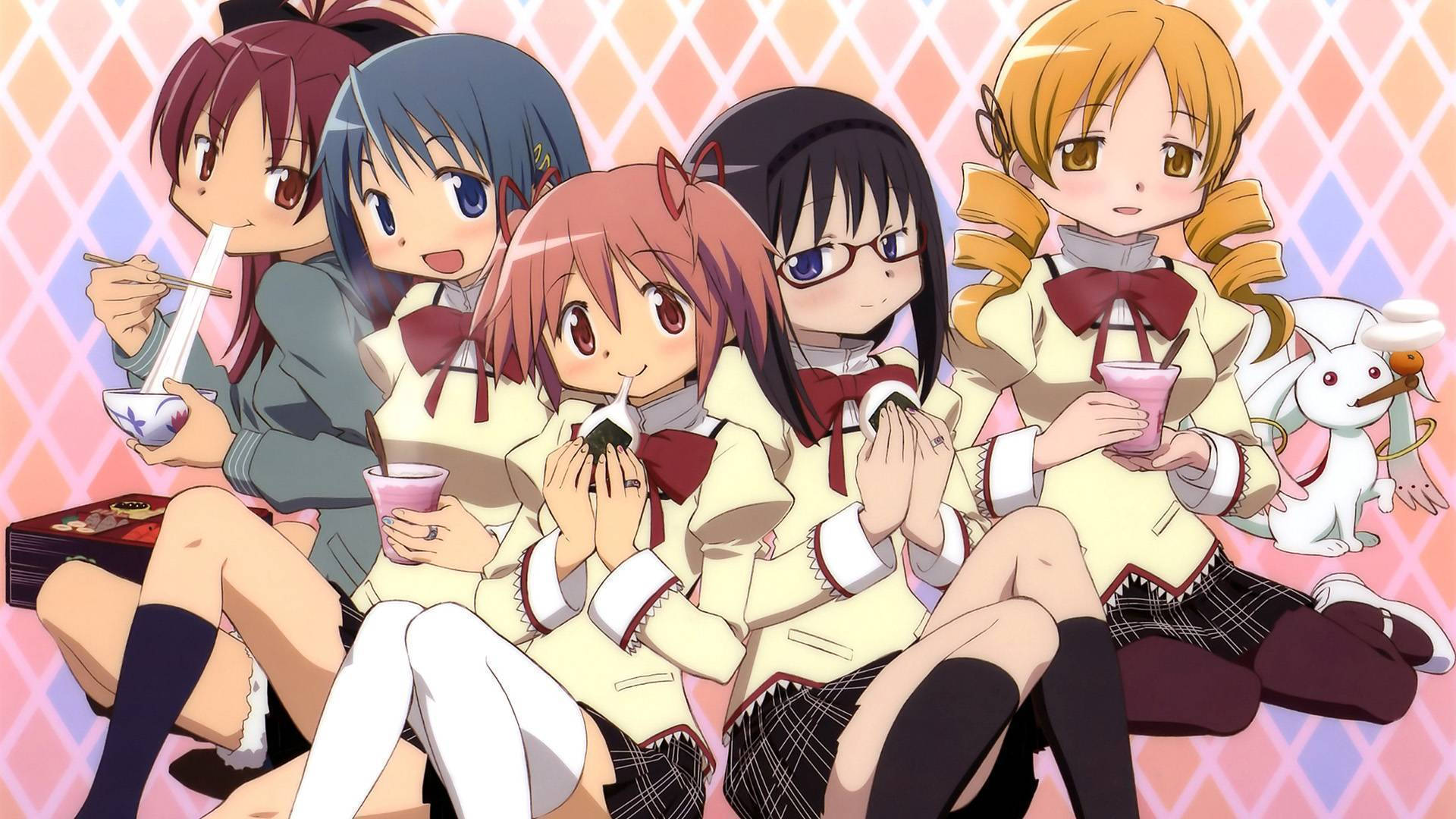 Madoka 桌布 壁紙 — 五個穿著校服的動漫女孩一起坐在有圖案的背景上享受零食和飲料。