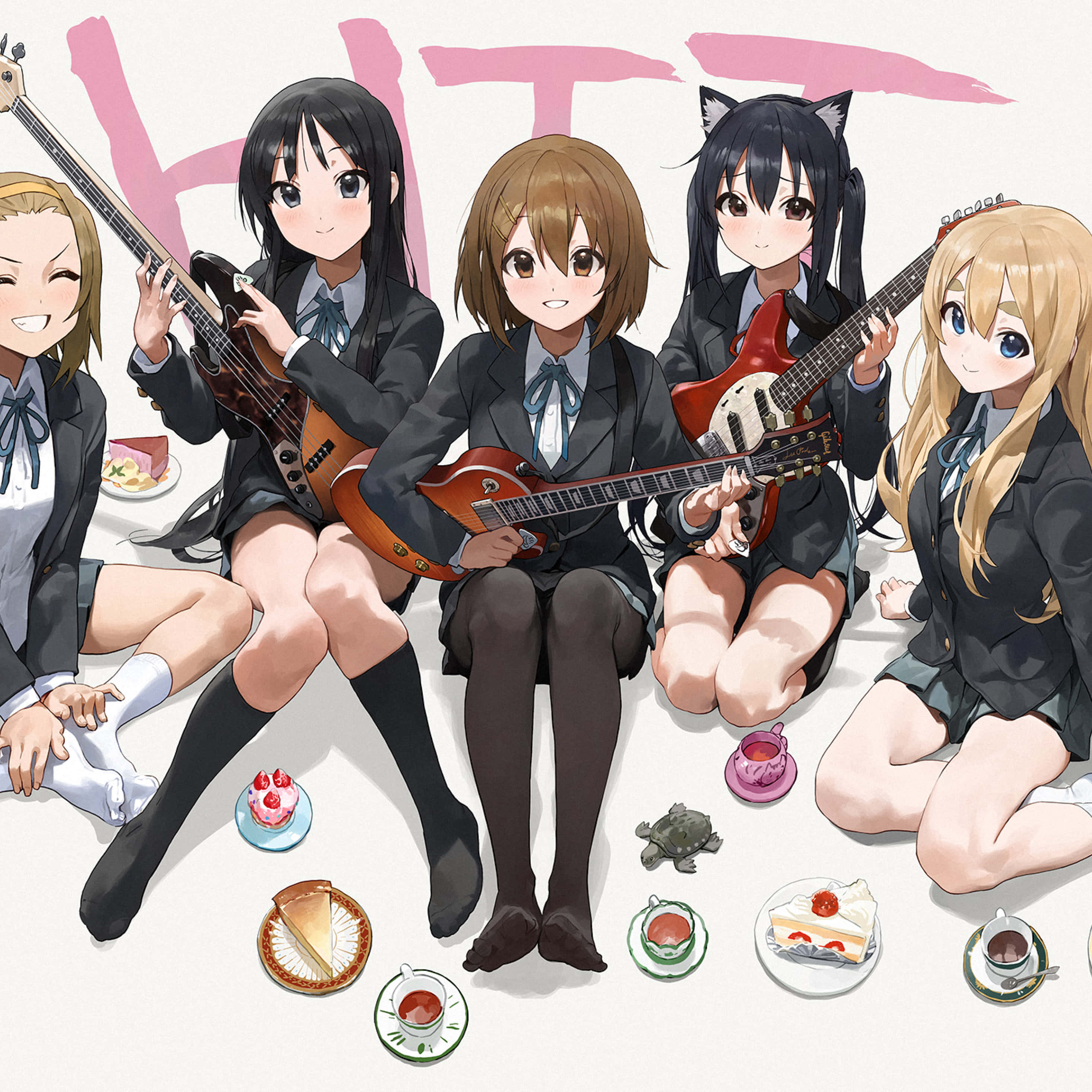 Anime Group 桌布 壁紙 — 五個穿著校服的動漫女孩一起彈吉他、享用茶和蛋糕。