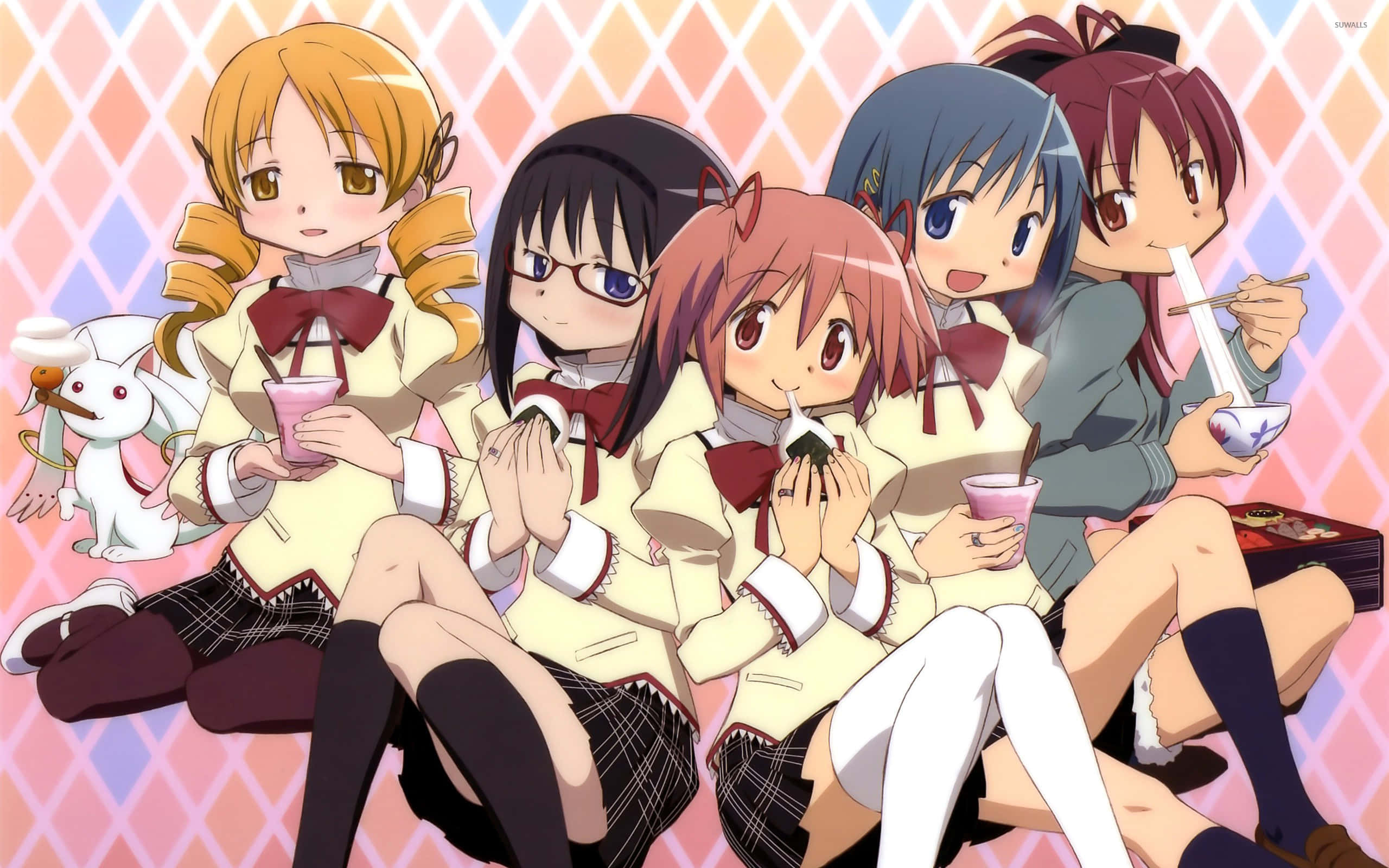 Madoka Magica 桌布 壁紙 — 五個穿著校服的動漫女孩在粉紅色鑽石圖案背景旁享用零食和飲料，一隻小白狗坐在她們旁邊。