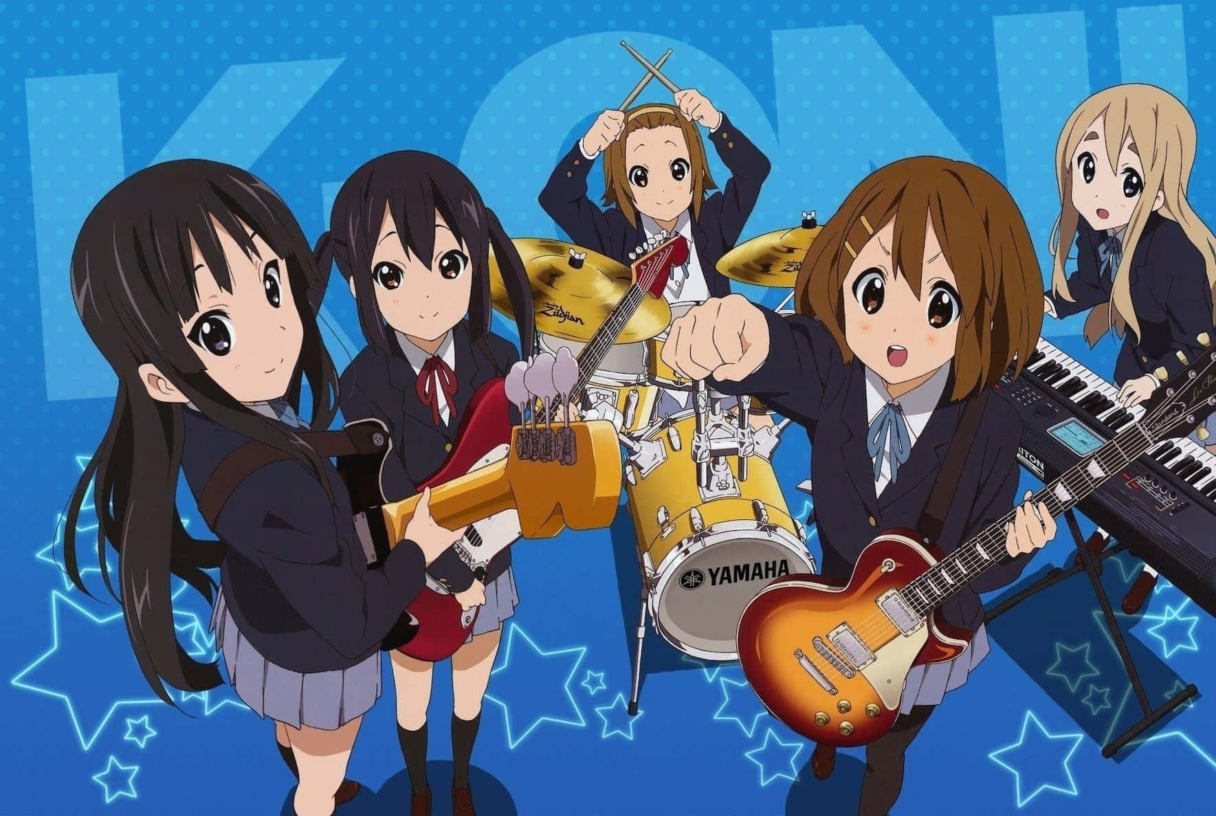 K-ON！輕音部 桌布 壁紙 — 五個穿著校服的動漫女孩在藍色星空背景下彈吉他、打鼓和彈鍵盤。