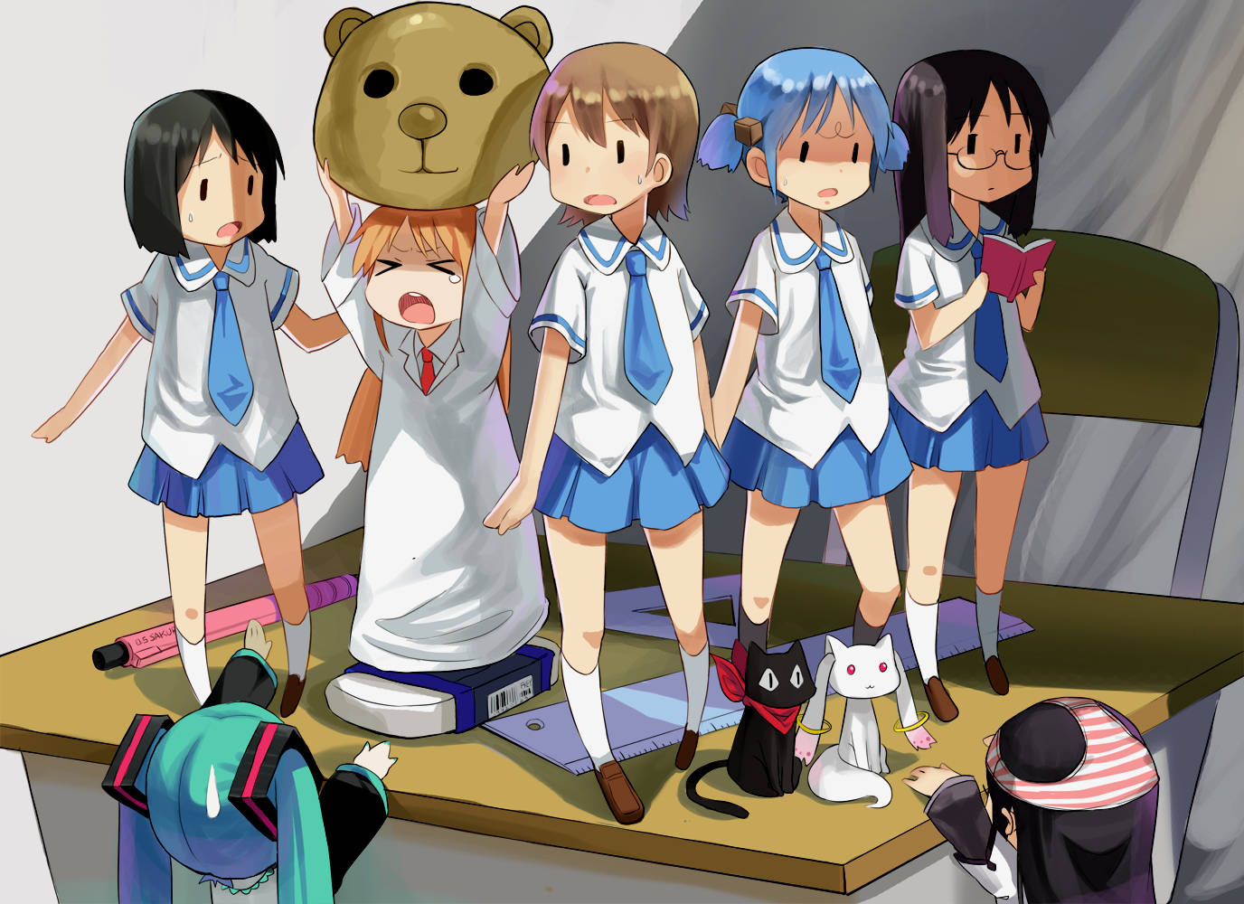 動漫 桌布 壁紙 — 五個穿著校服的動漫女孩站在桌子上，下面有一個熊頭和兩隻貓，其中一個女孩拿著熊頭，其他女孩在看著。