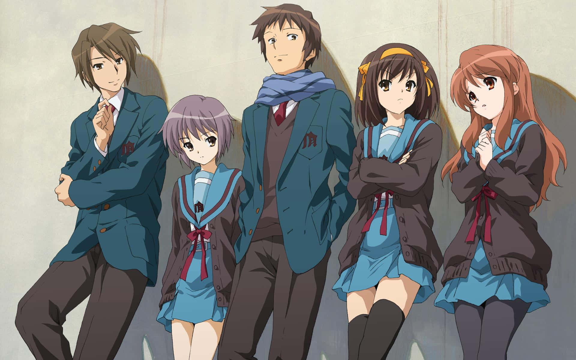 Haruhi Suzumiya 桌布 壁紙 — 五個穿著校服的動漫學生站在素牆前，帶有柔和陰影和低調色調。