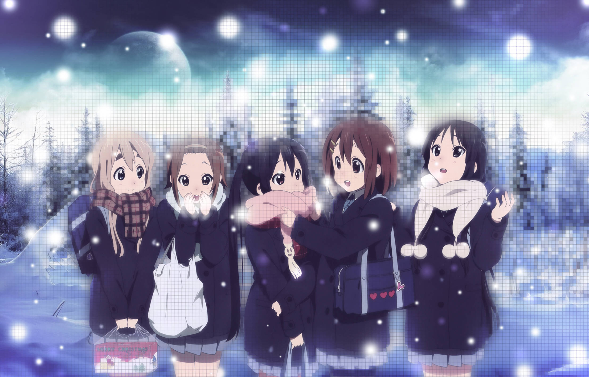 K-on 桌布 壁紙 — 五個穿著校服的動畫女孩在白雪皚皚的冬季森林中，在發光的月亮下擠在一起。