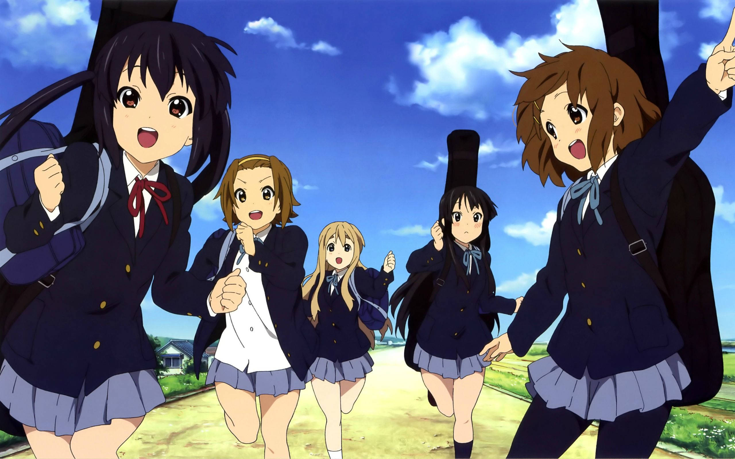 K-on 桌布 壁紙 — 五個穿著校服的動畫女孩在藍天白雲下的鄉村路上開心地奔跑。
