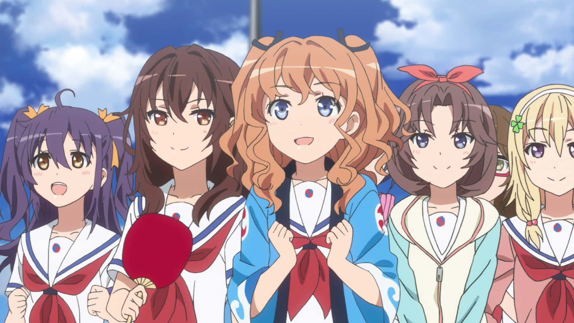 High School Fleet 桌布 壁紙 — 五個穿著水手服的動畫女孩站在一起，背景是明亮的藍天和蓬鬆的白雲。