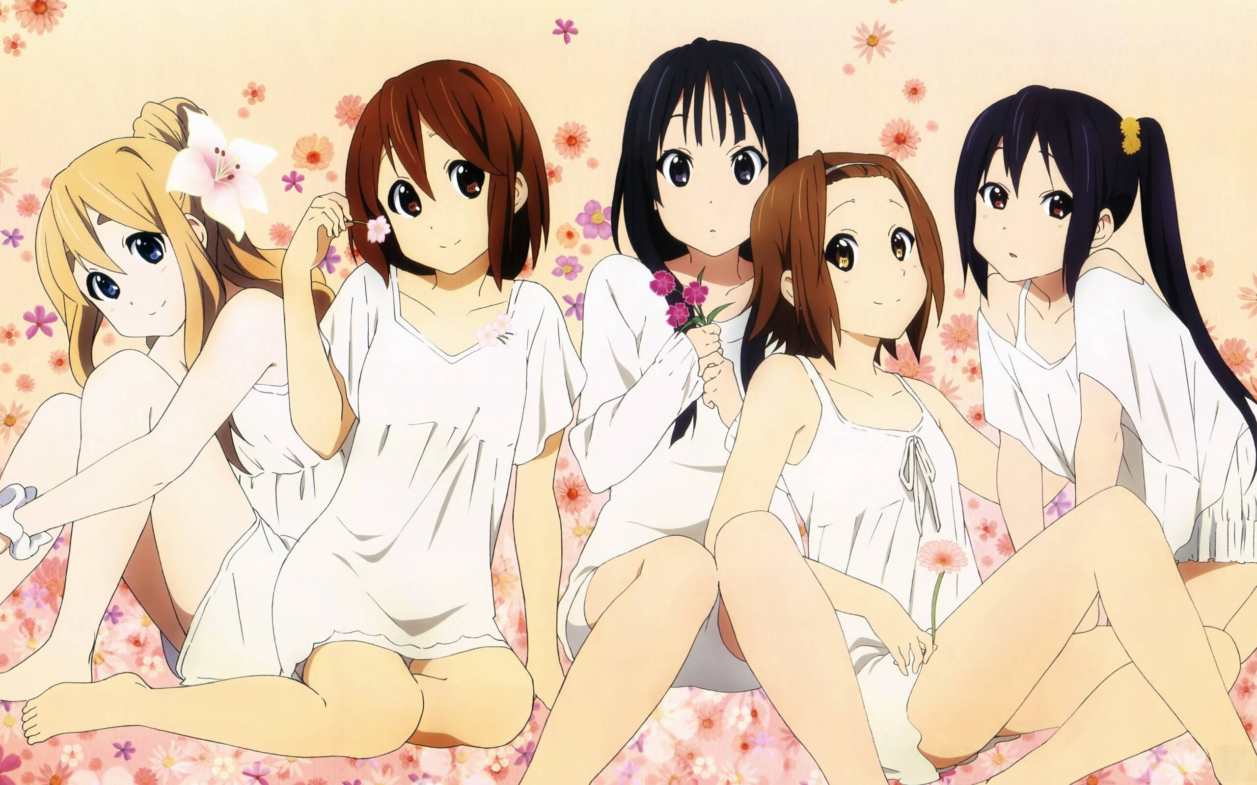 K-on 桌布 壁紙 — 五個穿著白色睡袍的動漫女孩一起坐在粉紅色花朵的床上，背景柔和粉彩。