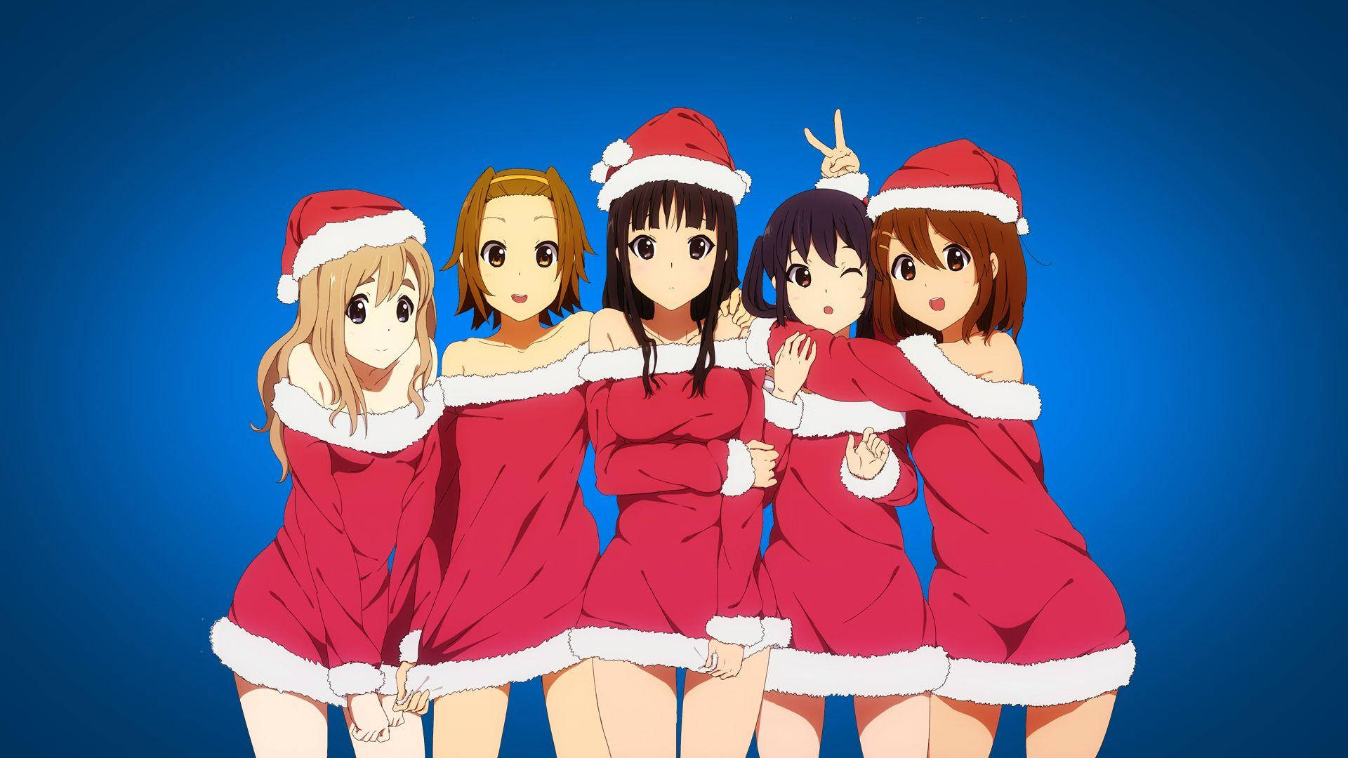 動漫聖誕 桌布 壁紙 — 五個穿著紅色聖誕老人服裝的動漫女孩在純藍色背景前開心地擺姿勢。