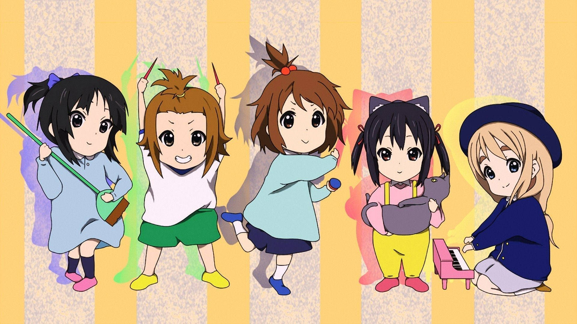 K-on 桌布 壁紙 — 五個穿著色彩繽紛服裝的開心動畫女孩在條紋黃色背景上演奏樂器。