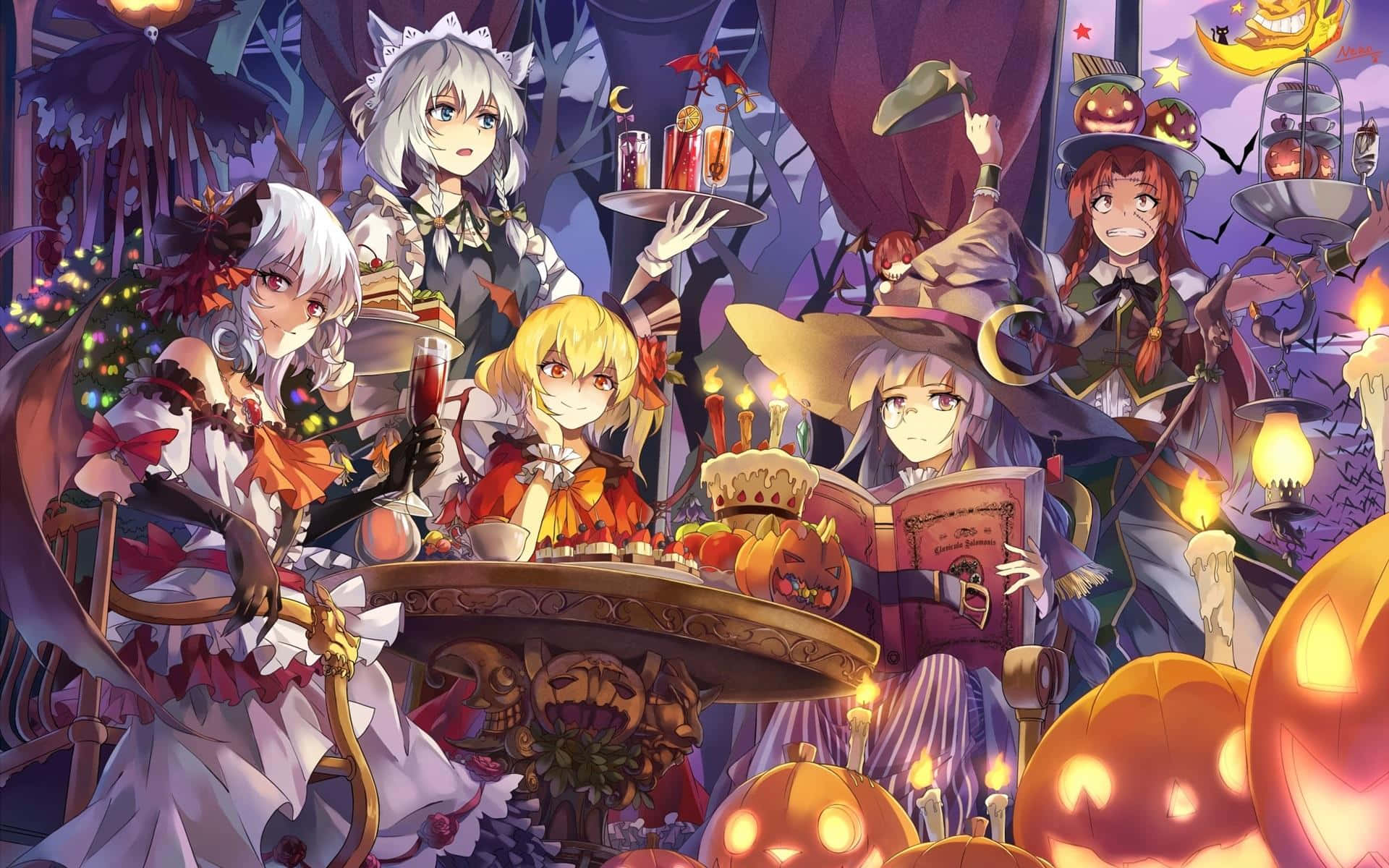 Halloween Anime Girl 桌布 壁紙 — 五個穿著萬聖節服裝的動漫女孩聚集在一張桌子旁，桌上放著南瓜、蠟燭和飲料，背景是陰森的紫色森林。