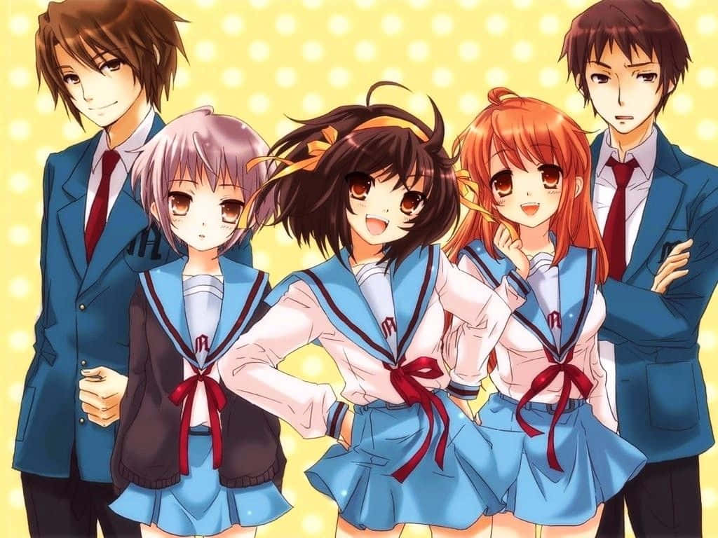 Mikuru Asahina 桌布 壁紙 — 五個穿著藍色水手服的動漫學生在黃色圓點背景前愉快地擺姿勢。