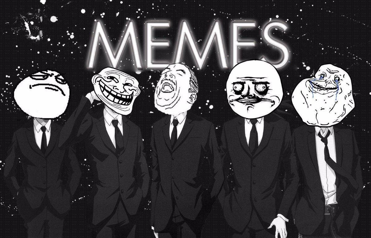 faces 桌布 壁紙 — 五個穿著西裝、帶有標誌性迷因面孔的男人站在發光的MEMES標誌下，背景是星空。