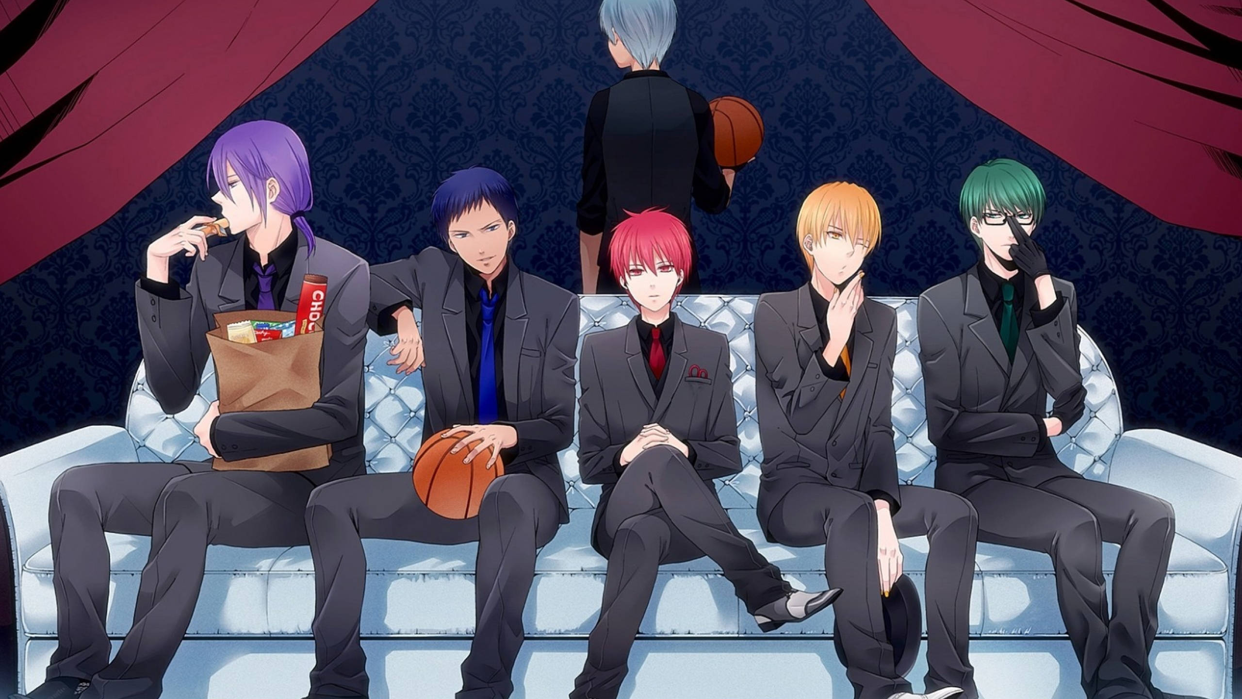 Kuroko No Basket 桌布 壁紙 — 五個穿著西裝的動畫男孩隨意地坐在白色沙發上，旁邊有籃球和零食，背景是深色錦緞。
