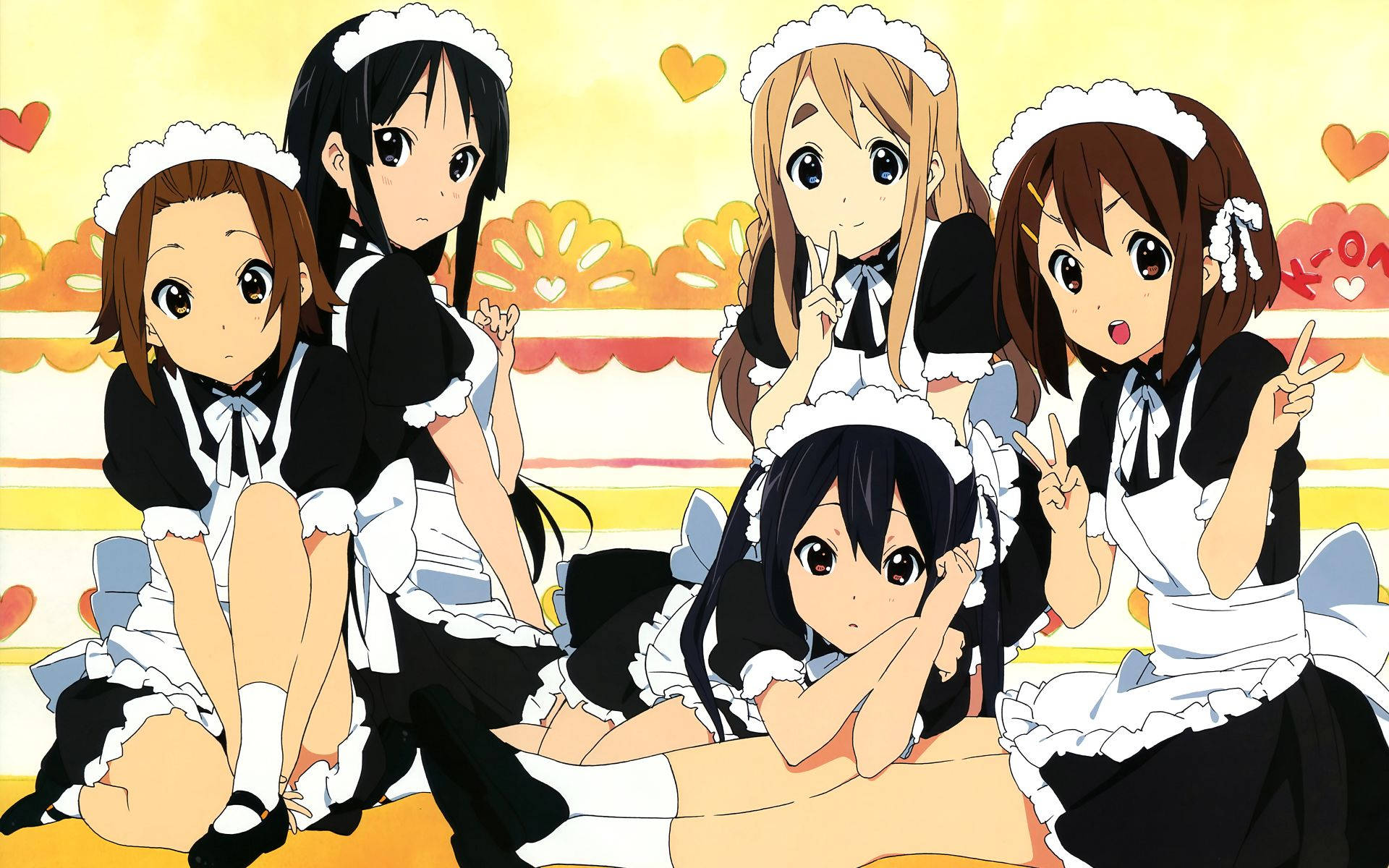 K-on 桌布 壁紙 — 五個穿著黑白制服的女僕動畫角色在溫暖的黃色背景前開心擺姿勢，背景有心形圖案。