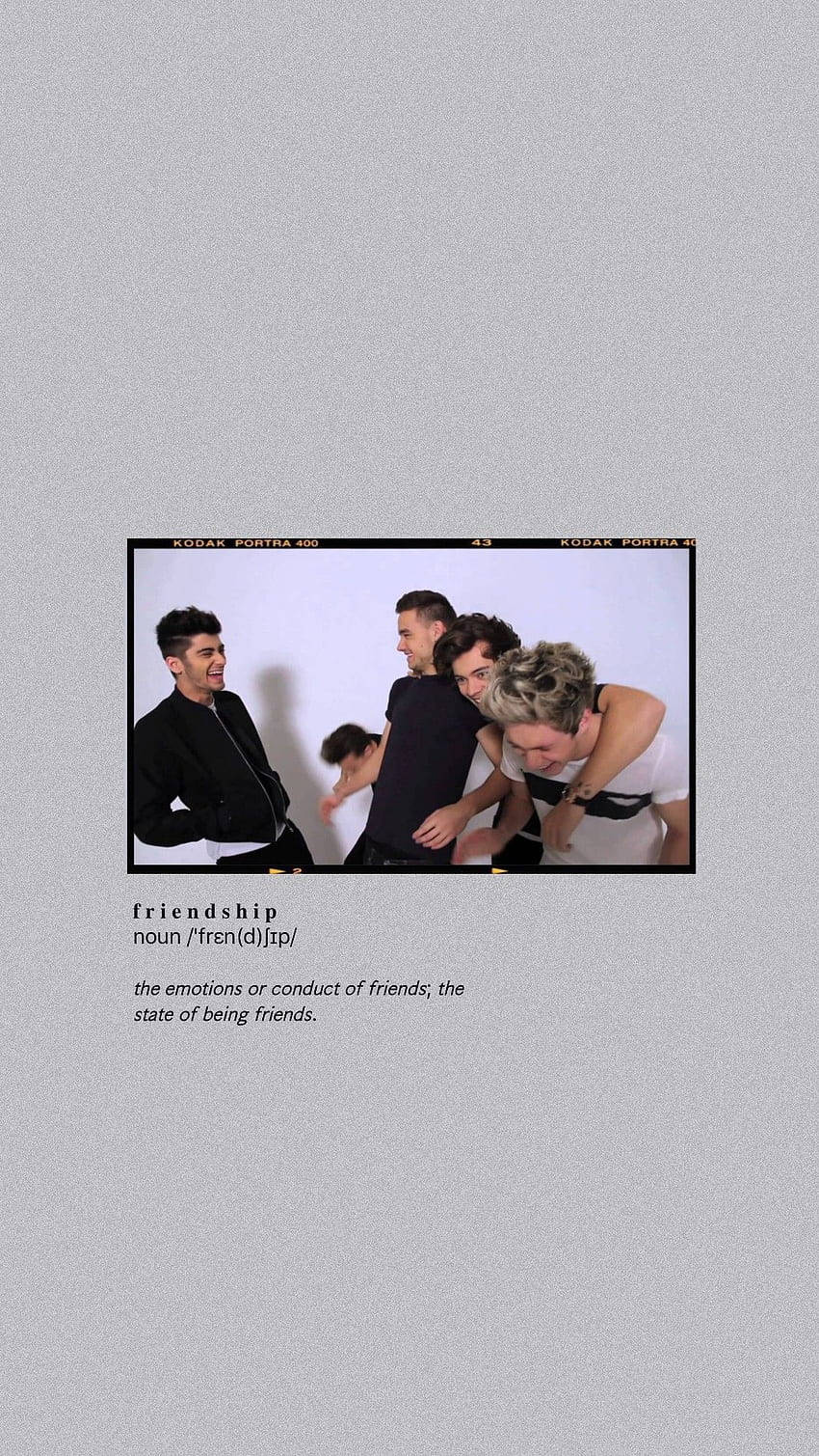 One Direction Aesthetic 桌布 壁紙 — 五個穿著黑白衣服的男人在一個復古電影框內，對著純色背景頑皮地擺姿勢。