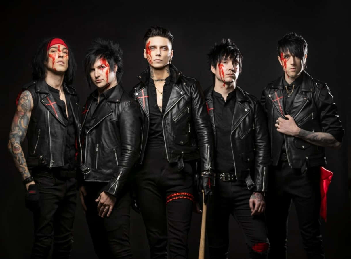 Black Veil Brides 桌布 壁紙 — 五個穿著黑色皮夾克、臉上畫有紅色十字圖案和血痕的男人，在深色背景前擺姿勢。