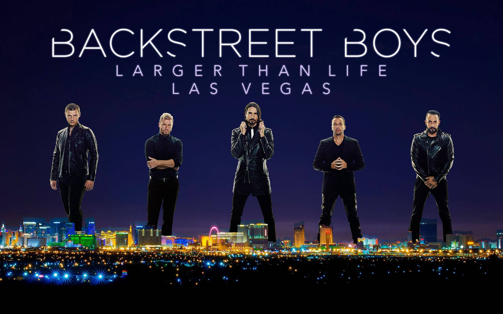 Backstreet 桌布 壁紙 — 五個穿著黑色皮夾克的男人站在夜晚發光的拉斯維加斯天際線上，背景是深紫色的天空。