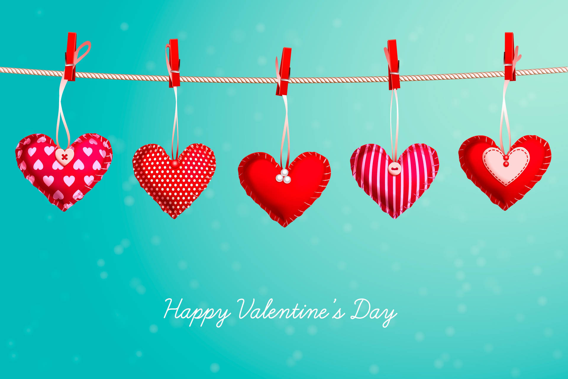Happy Valentines Day 桌布 壁紙 — 五個紅色圖案布心用紅色衣夾掛在繩子上，背景是柔和的青綠色。