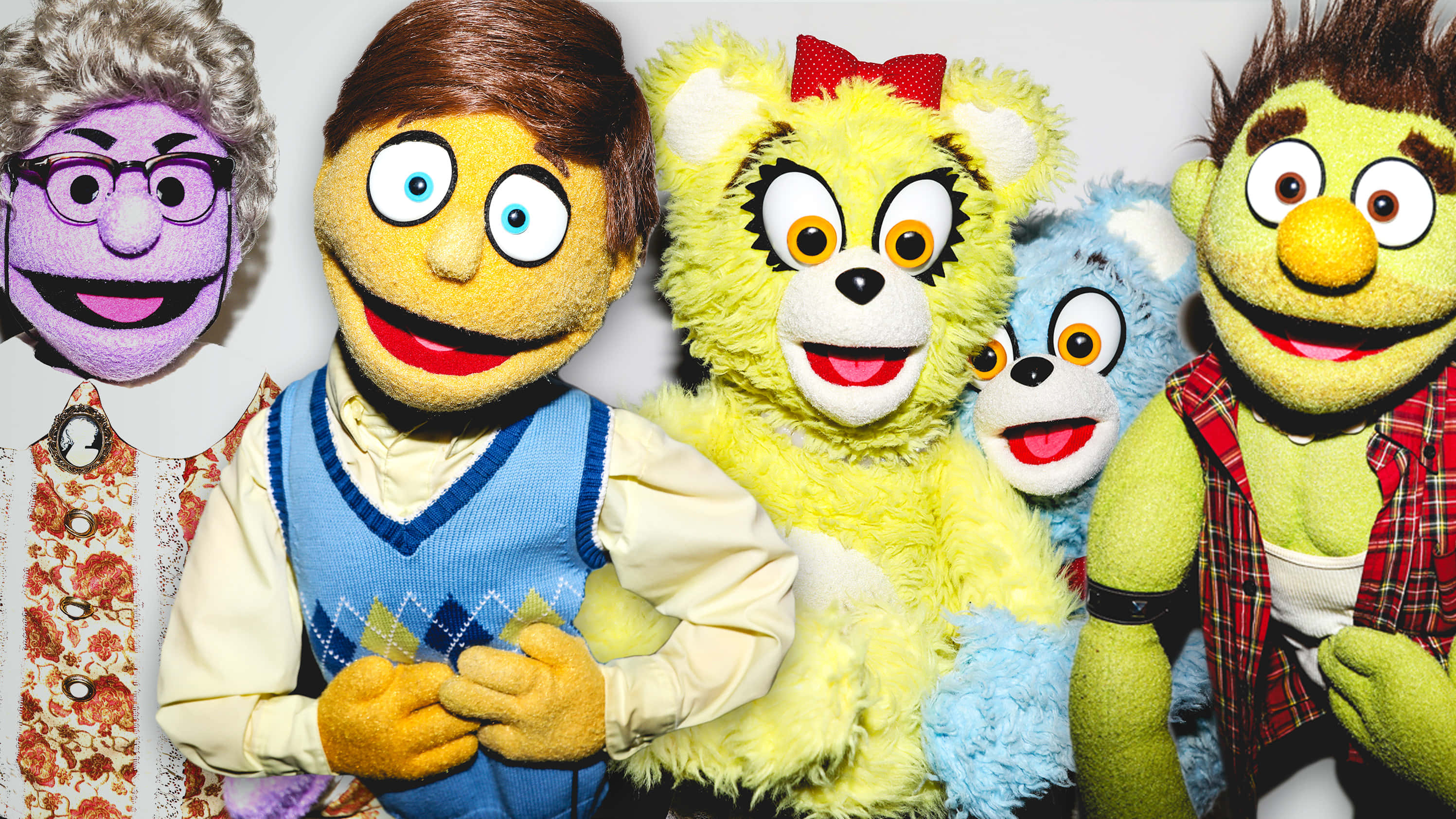 puppet 桌布 壁紙 — 五個色彩繽紛、特徵誇張、表情歡樂的木偶在純白色背景前一起擺姿勢。