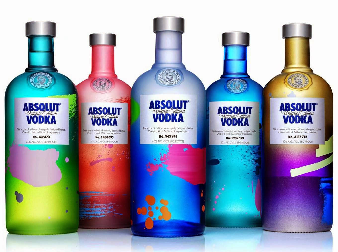 bottle 桌布 壁紙 — 五個色彩繽紛的Absolut Vodka酒瓶，帶有獨特的油漆潑濺設計，排成一排站在白色背景前。