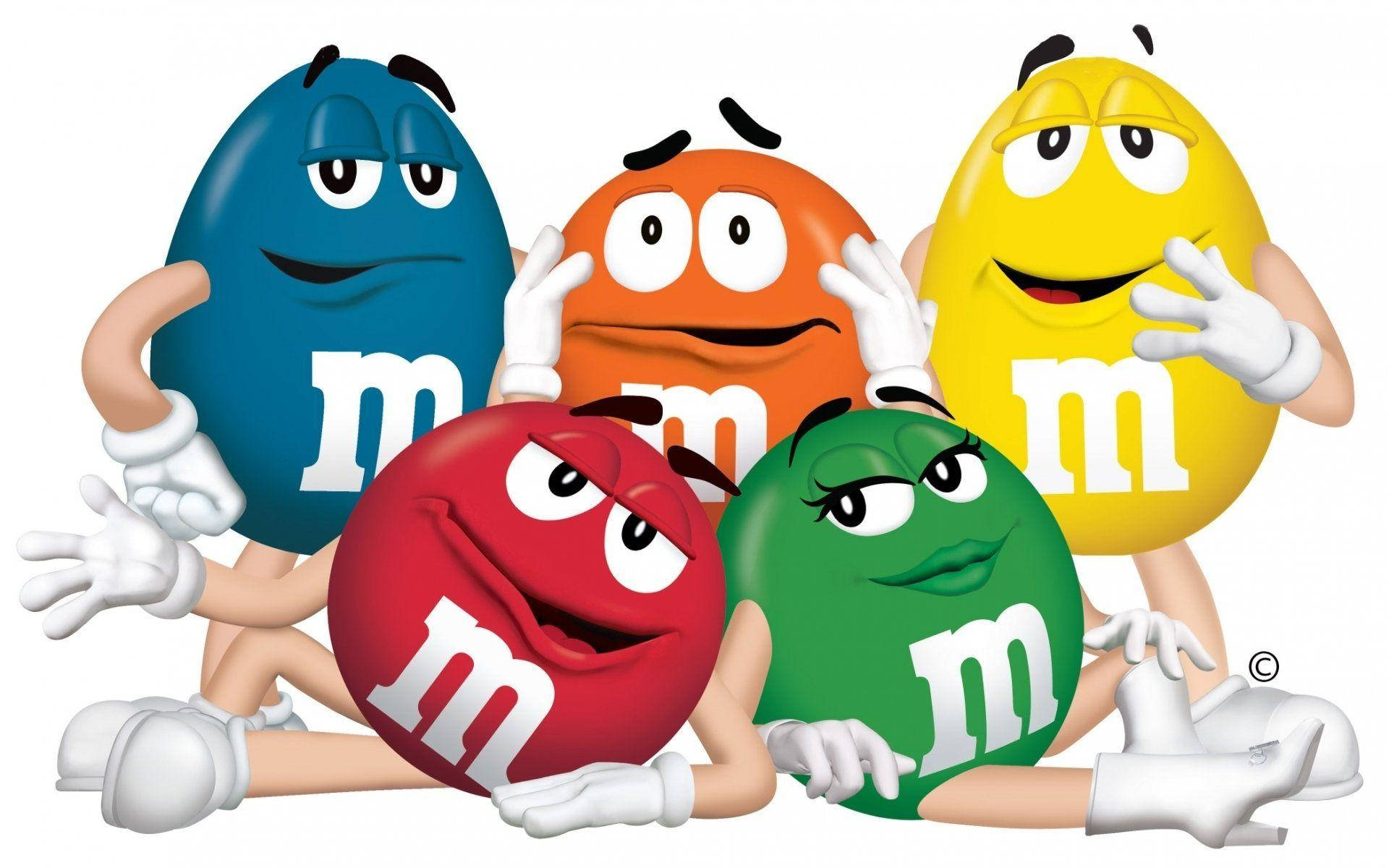 Chocolate 桌布 壁紙 — 五個色彩繽紛的M&M's角色，各有不同的面部表情，在純白色背景前一起擺姿勢。