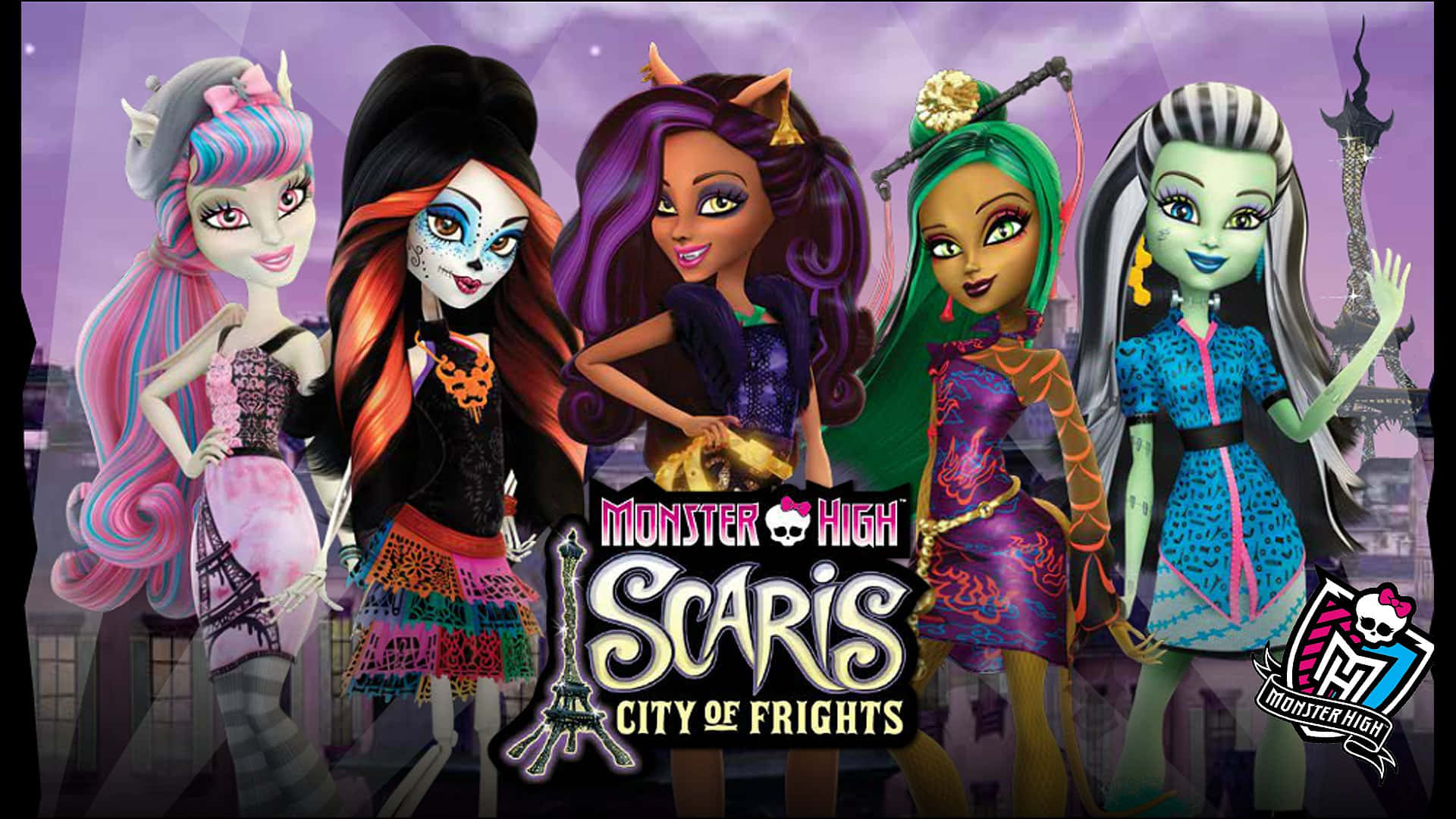 Monster High 桌布 壁紙 — 五個色彩繽紛的Monster High角色在帶有艾菲爾鐵塔的紫色巴黎天際線前自信地擺姿勢。