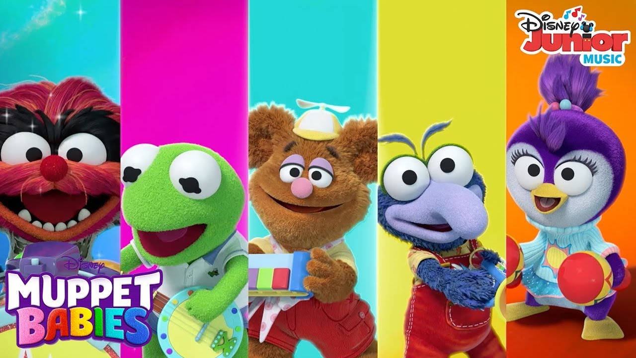 babies 桌布 壁紙 — 五個色彩繽紛的Muppet Babies角色在青綠色、粉紅色、青色、黃色和橙色的鮮豔垂直條紋前微笑。