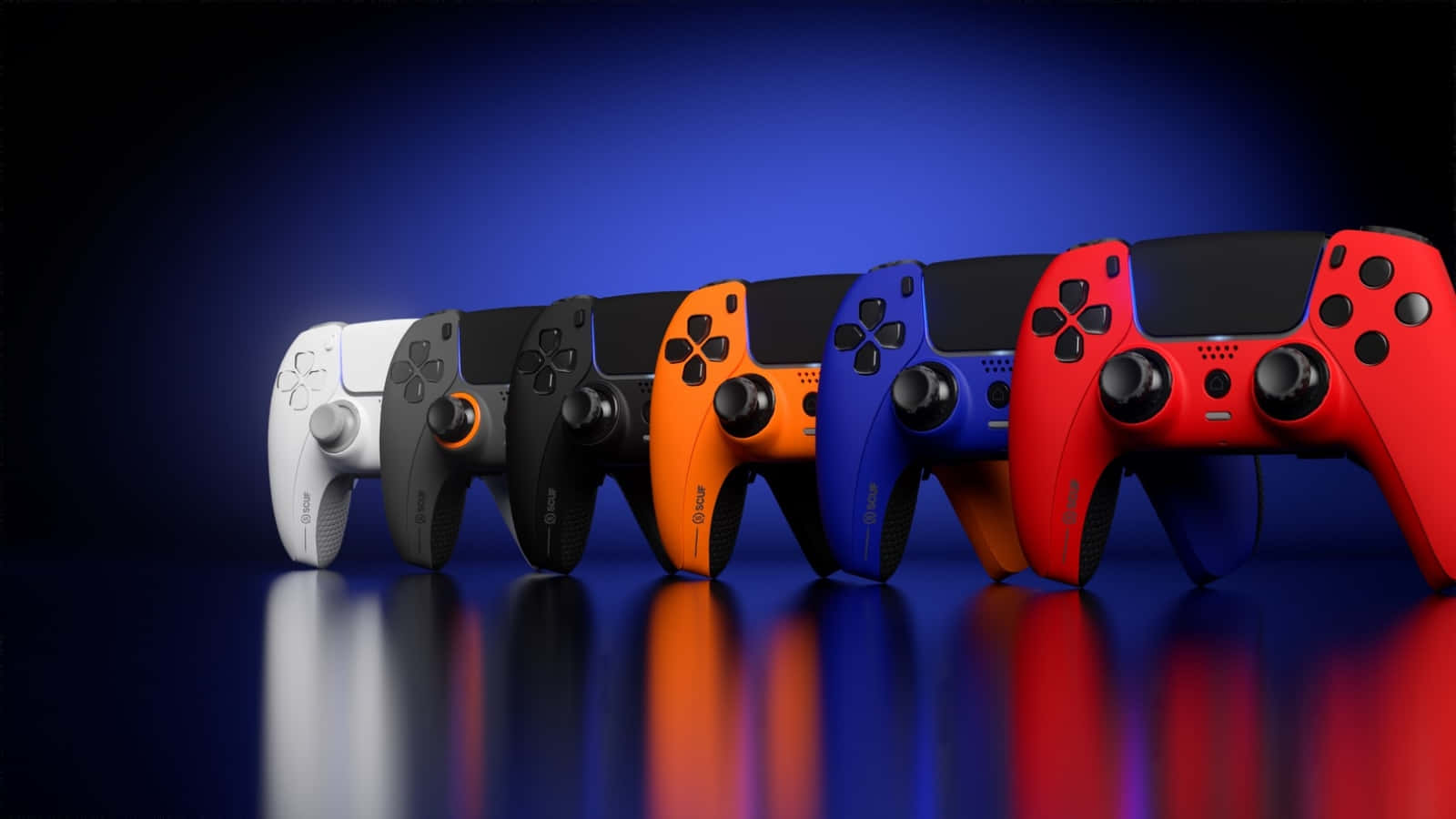 game 桌布 壁紙 — 五個色彩繽紛的PlayStation 5控制器排列在反光表面上，背景為漸層藍色。