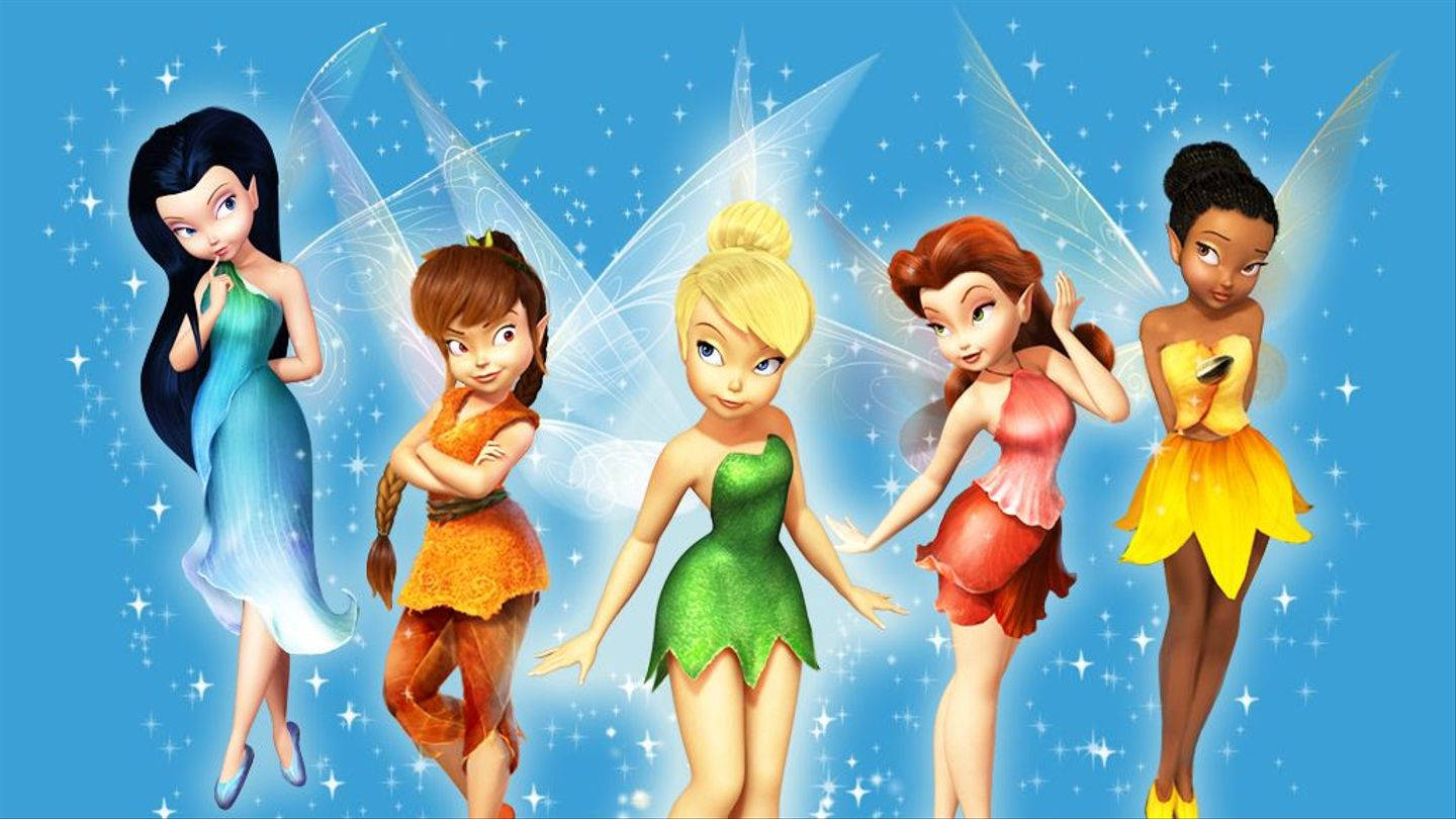 Tinker Bell 桌布 壁紙 — 五個色彩繽紛的動畫小仙子，擁有半透明翅膀，在點綴著星星的閃爍藍天中飄浮。