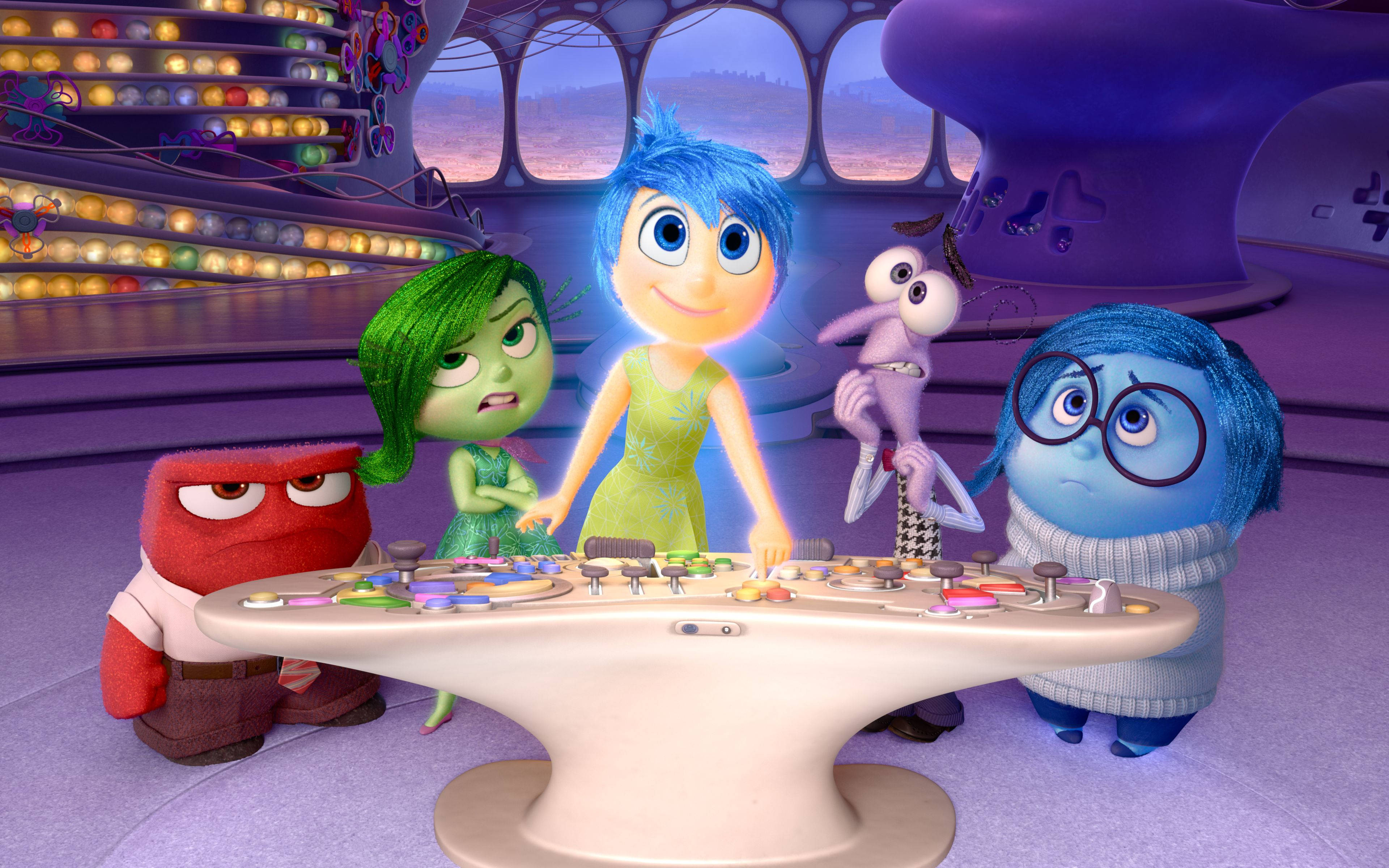 Inside Out 桌布 壁紙 — 五個色彩繽紛的動畫情緒圍繞著一個控制面板，在一個帶有發光燈光的未來感紫色房間中。