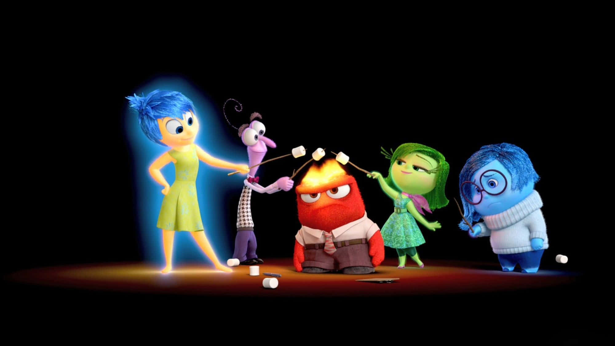 Inside Out 桌布 壁紙 — 五個色彩繽紛的動畫情緒角色在黑色背景的營火周圍烤棉花糖。