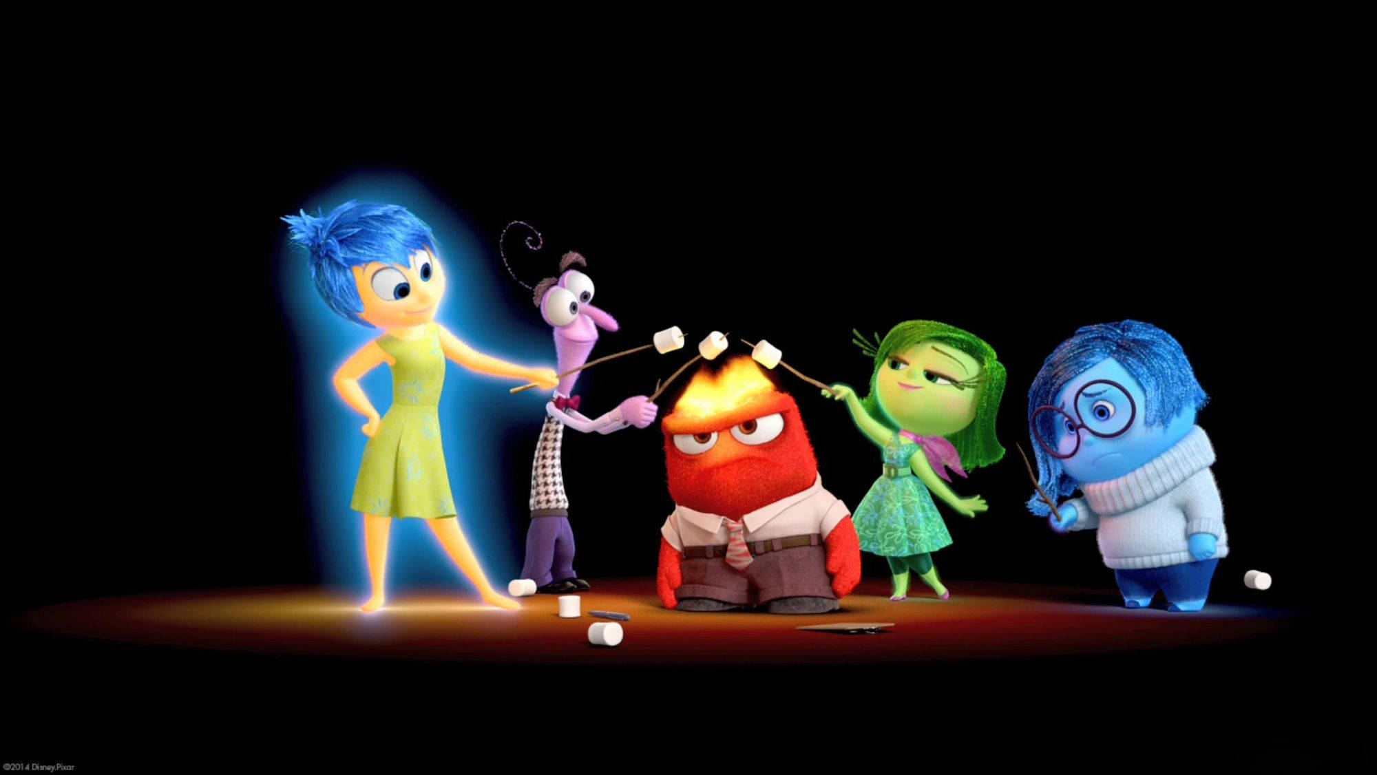 Inside Out 桌布 壁紙 — 五個色彩繽紛的動畫情緒角色在黑色背景前圍繞著發光的營火烤棉花糖。