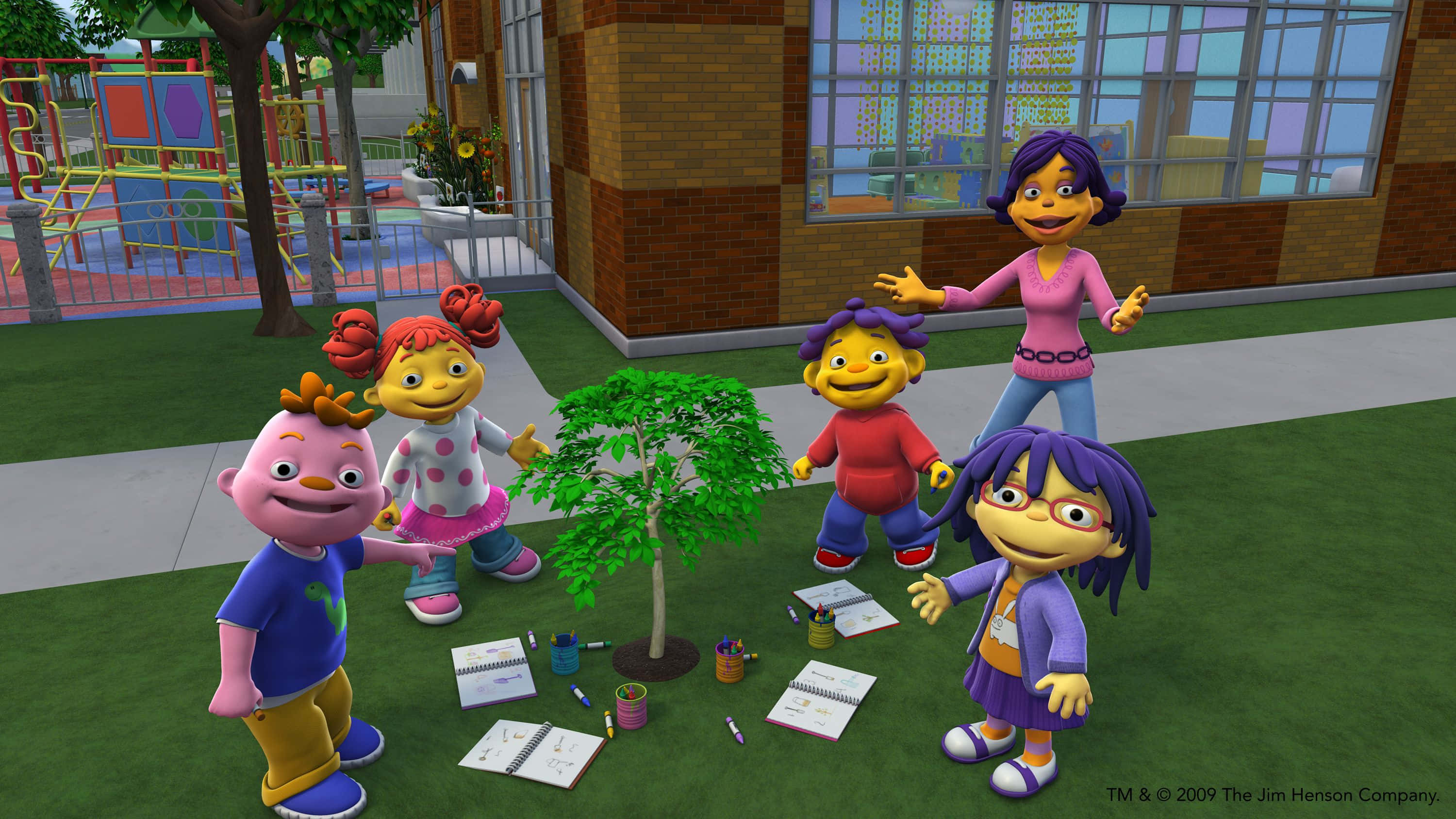 pbs kids 桌布 壁紙 — 五個色彩繽紛的卡通小孩和一位老師聚集在校園裡的一棵小樹周圍，草地上散落著美術用品。