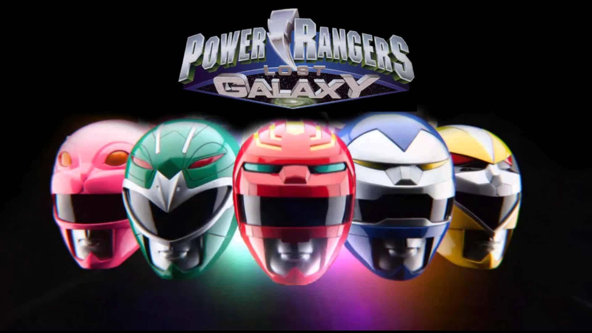 金剛戰士 桌布 壁紙 — 五個色彩鮮豔的Power Rangers頭盔在黑暗背景上，於「Lost Galaxy」標誌下發光。