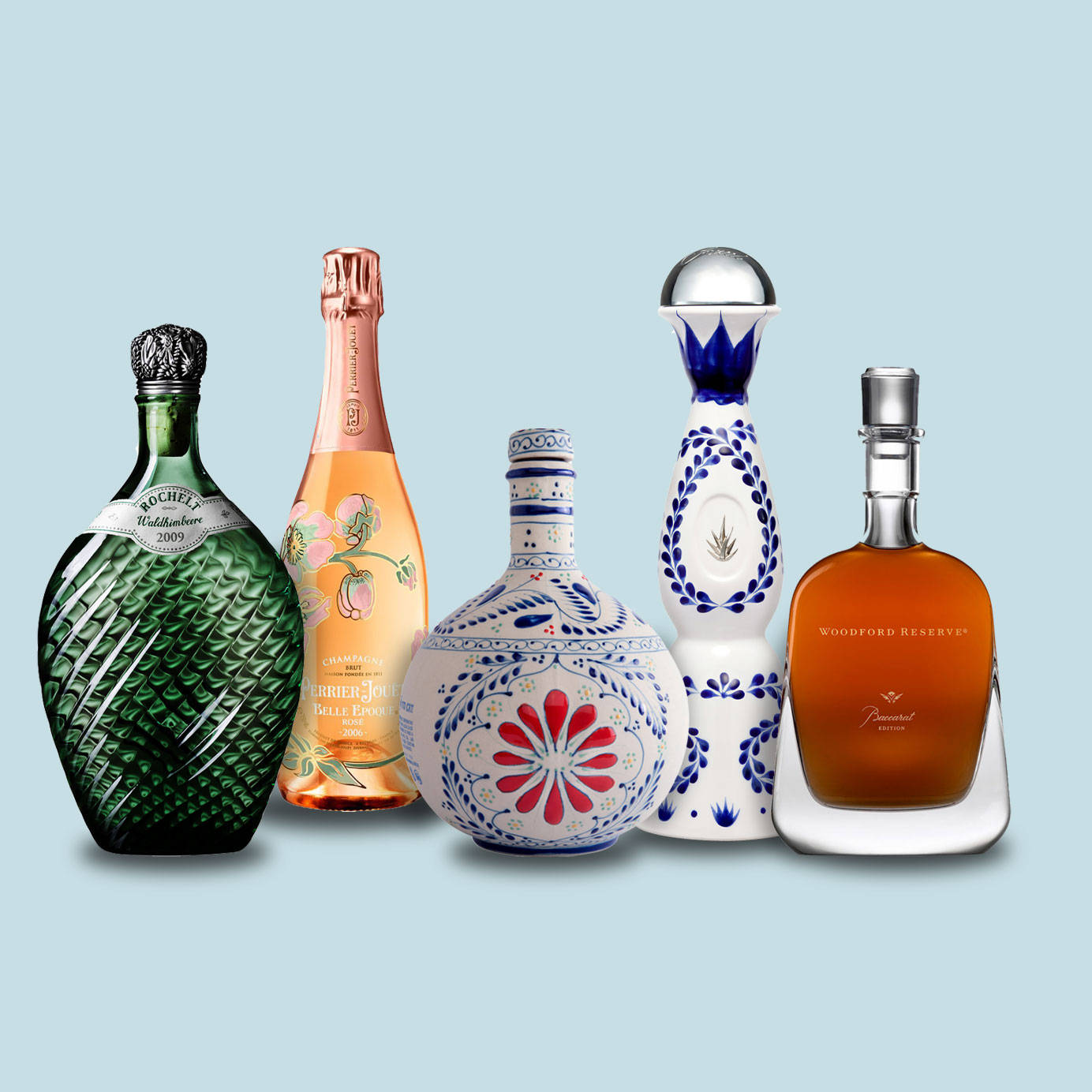 alcohol 桌布 壁紙 — 五個設計獨特的酒瓶，顏色和圖案各異，立在柔和的藍色背景前。