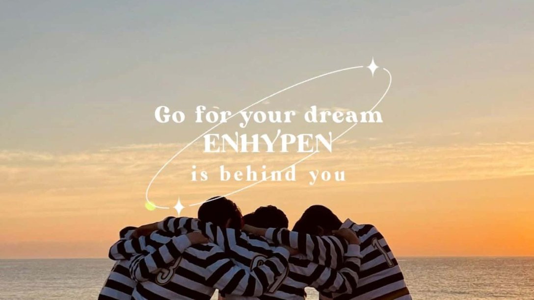 Enhypen Laptop 桌布 壁紙 — 五個身穿條紋襯衫的人物在日落時分的海灘上擠在一起，上方有鼓舞人心的文字。