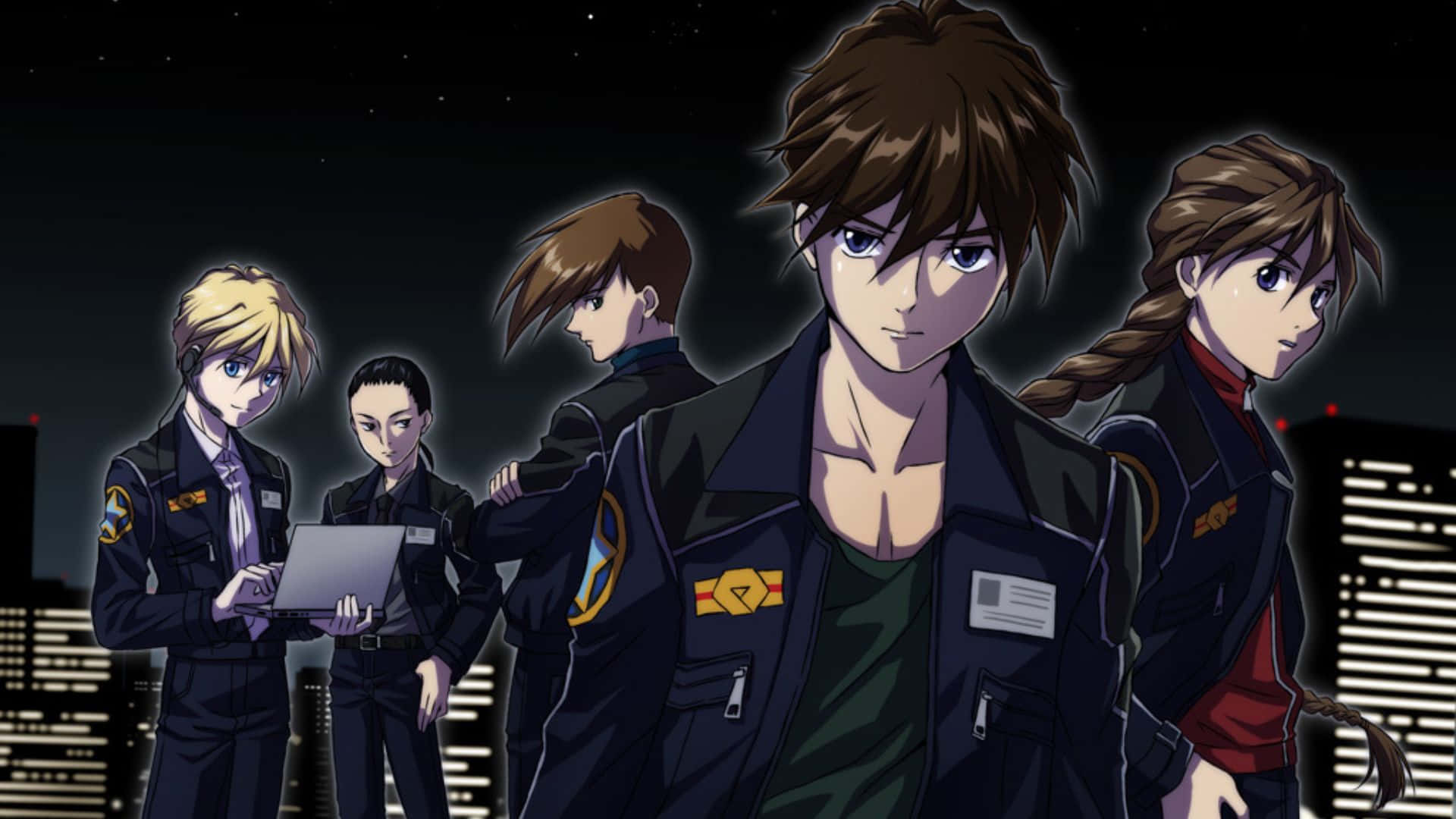 Duo Maxwell 桌布 壁紙 — 五個身穿深色制服的動漫角色站在星光燦爛的夜景城市和發光的摩天大樓前。