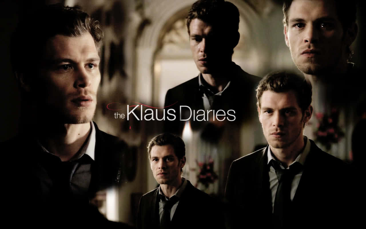 Vampire Diaries 桌布 壁紙 — 五個身穿深色西裝的男人在燈光昏暗、華麗的走廊中凝視，上面覆蓋著「the Klaus Diaries」的文字。