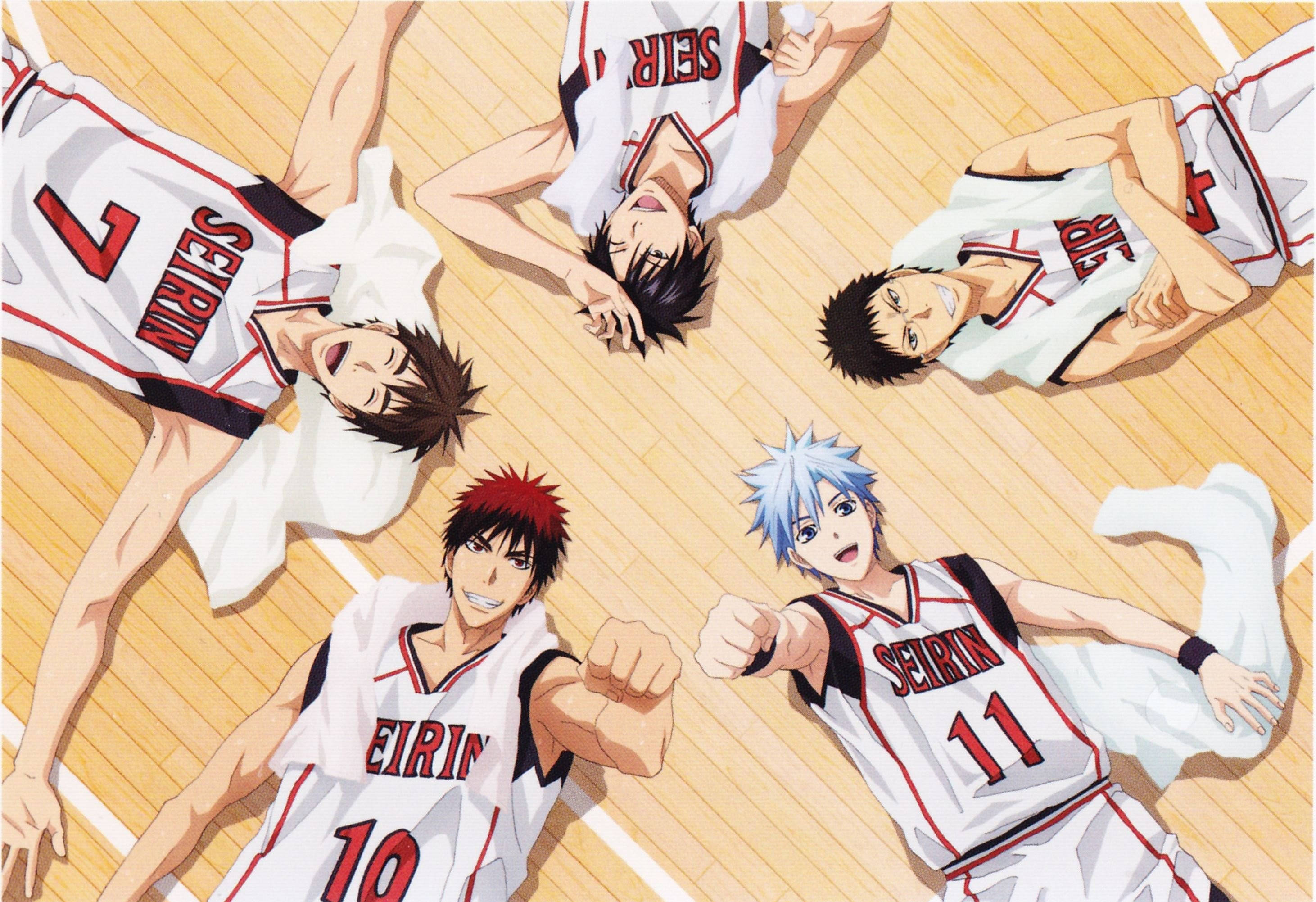 Kuroko No Basket 桌布 壁紙 — 五個身穿白色誠凜球衣的動漫籃球運動員躺在木地板上，笑著指向觀眾。