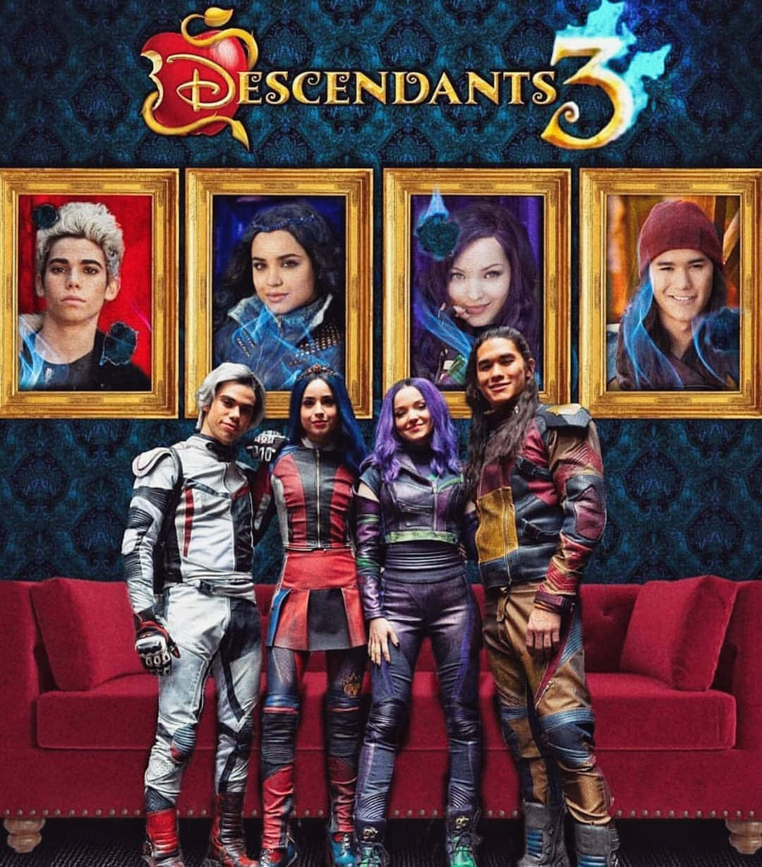 Descendants 桌布 壁紙 — 五個身穿色彩繽紛服裝的年輕角色站在深藍色錦緞牆上的裱框肖像前，下方有一張紅色天鵝絨沙發。