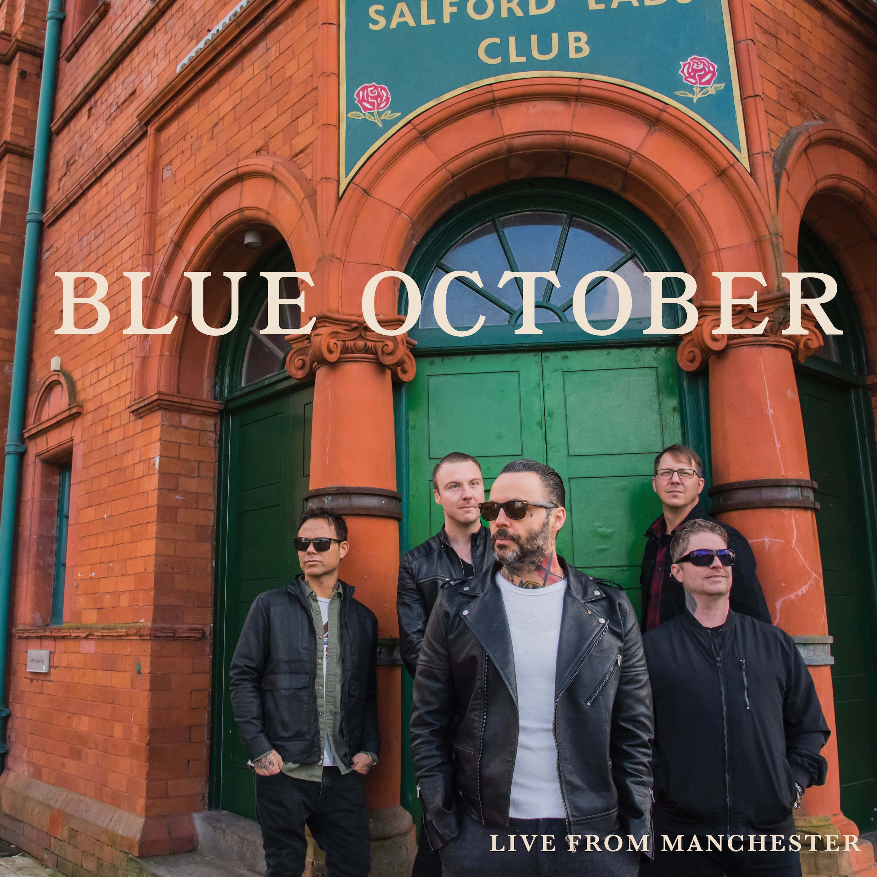 Blue October 桌布 壁紙 — 五個身穿黑色外套和太陽眼鏡的男人自信地站在一棟紅磚建築前，建築有綠色門和一個寫著Salford Club的標誌。